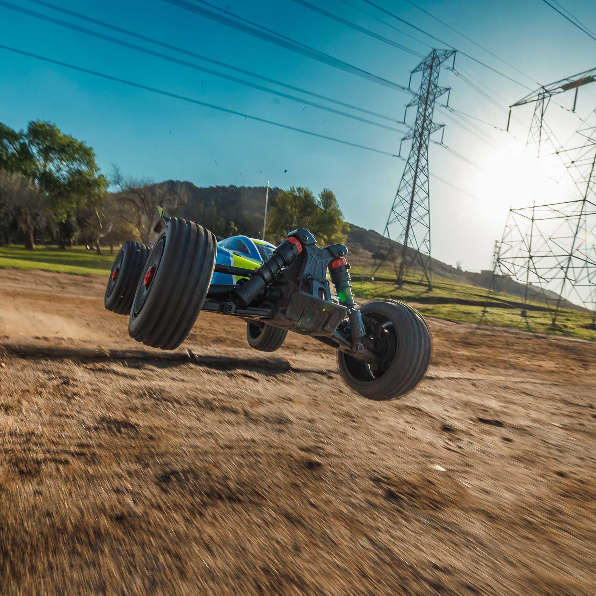 ARRMA Typhon Mega 4X4 RTR 1:8 zdalnie sterowany Buggy Basher Monster Truck, z silnikiem szczotkowym, bez akumulatora i ładowarki, niebieski