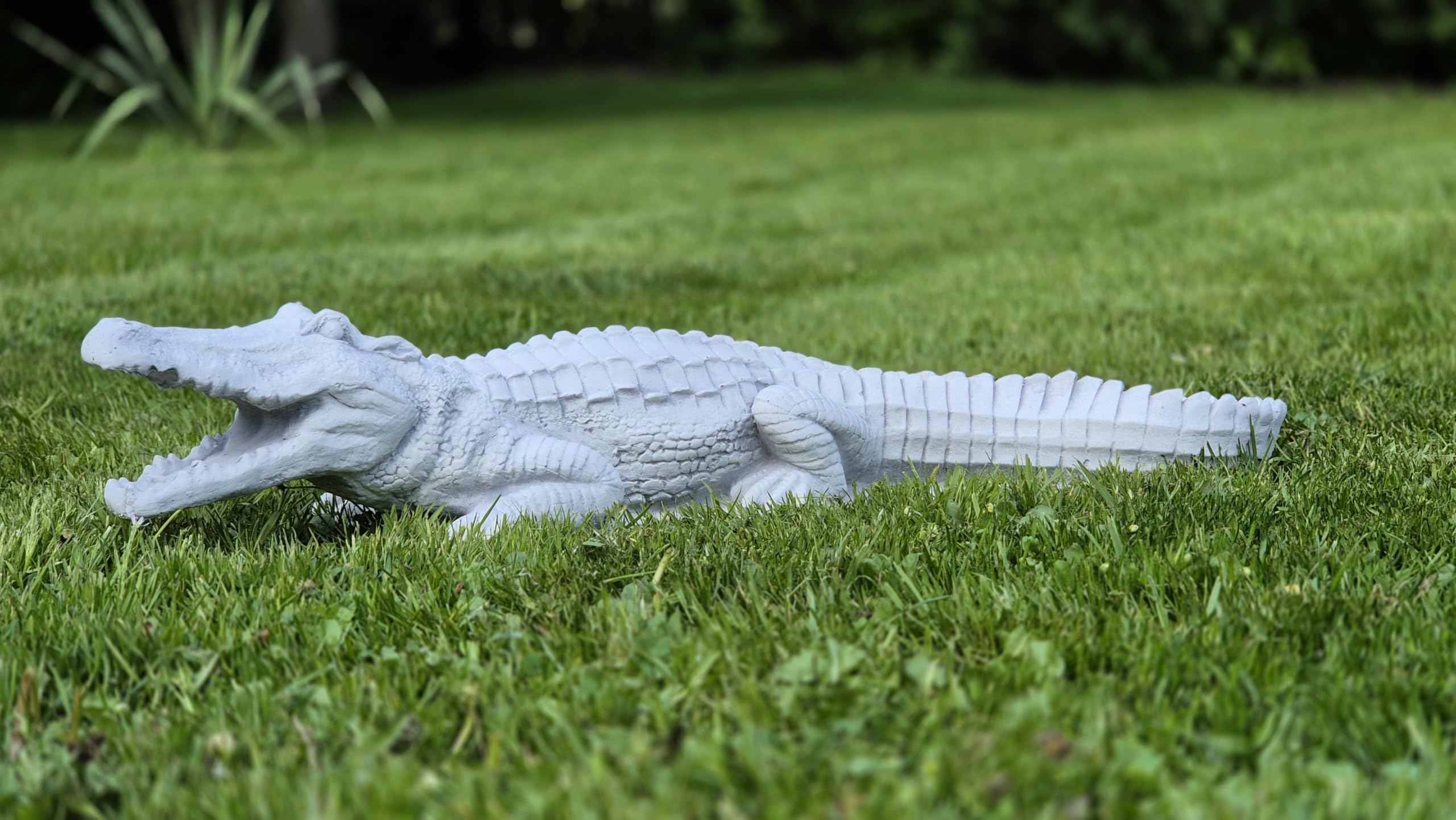 FABRIQ Crocodile 68 cm – 10 kg – Statue en pierre artificielle grise – Décoration de jardin résistante au gel – Statue animalière massive