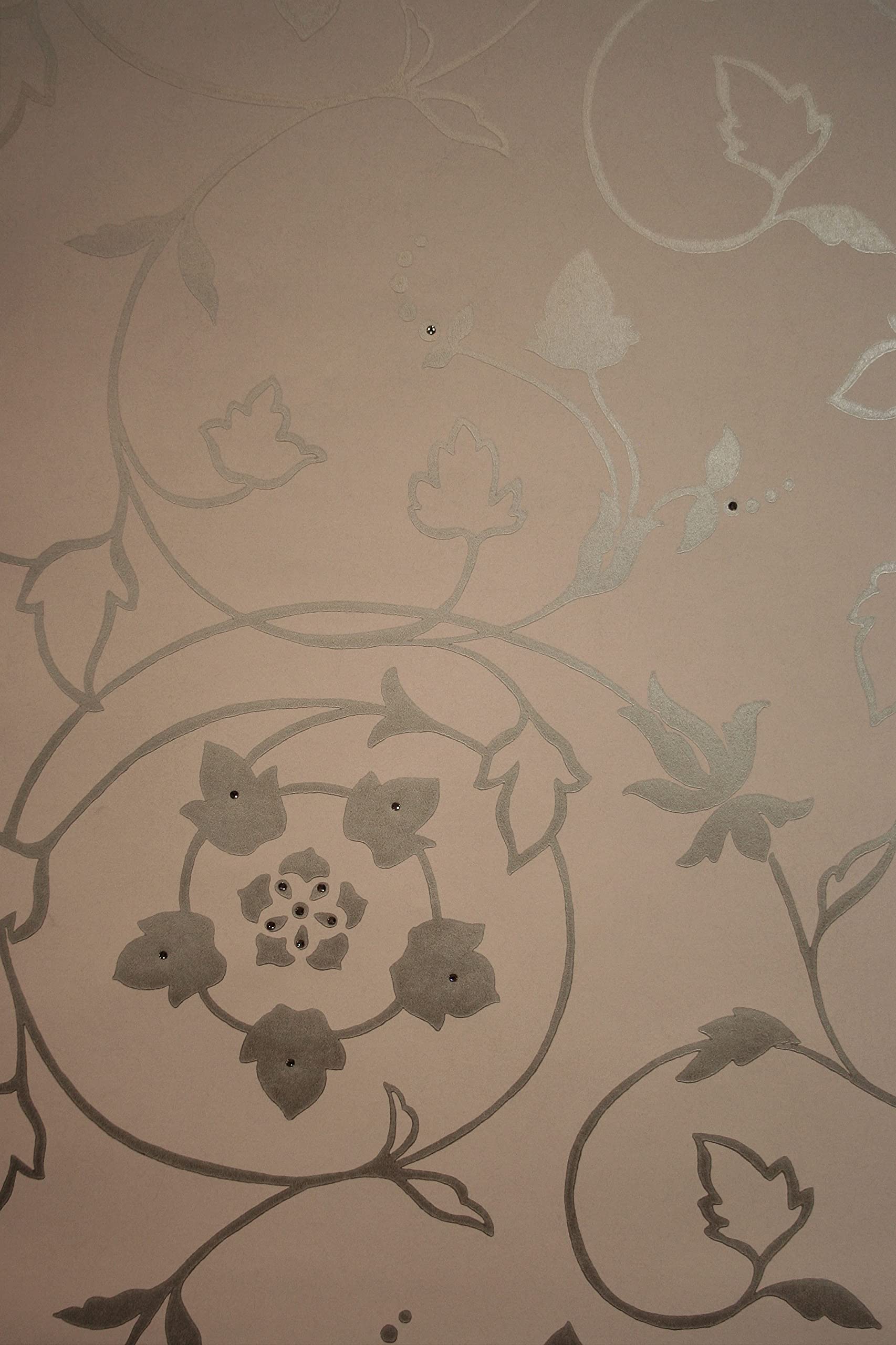 Papier peint volutes WTD ivoire et or pour un salon lumineux