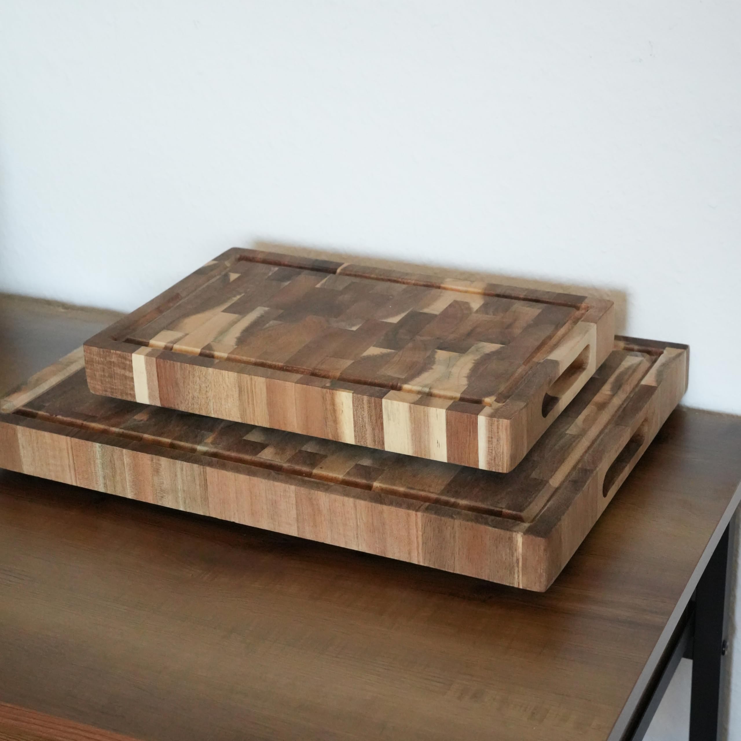 Zoha Schneidebrett Akazienholz 2er Set (30x19 cm + 40x19 cm) – Klingenschonend & handgefertigt massiv mit Griffmulden – beidseitig nutzbar, Servierbrett Küche