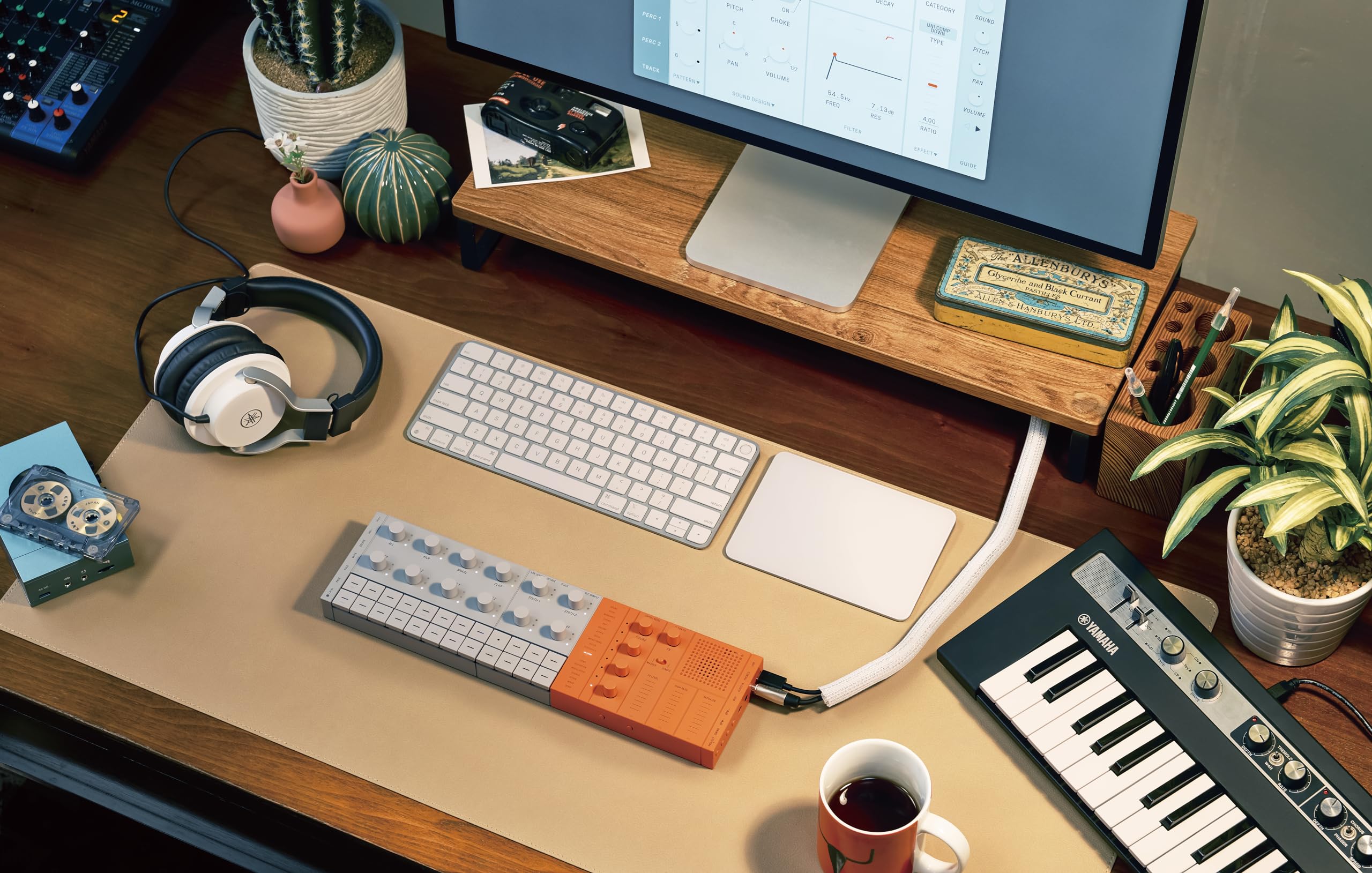 Yamaha SEQTRAK, Groovebox nomade – Studio de Production tout en un avec les moteurs audio Yamaha AWM2 + FM, un lecteur/enregistreur d'échantillons, et un haut parleur. Fonctionne sur batterie – Orange