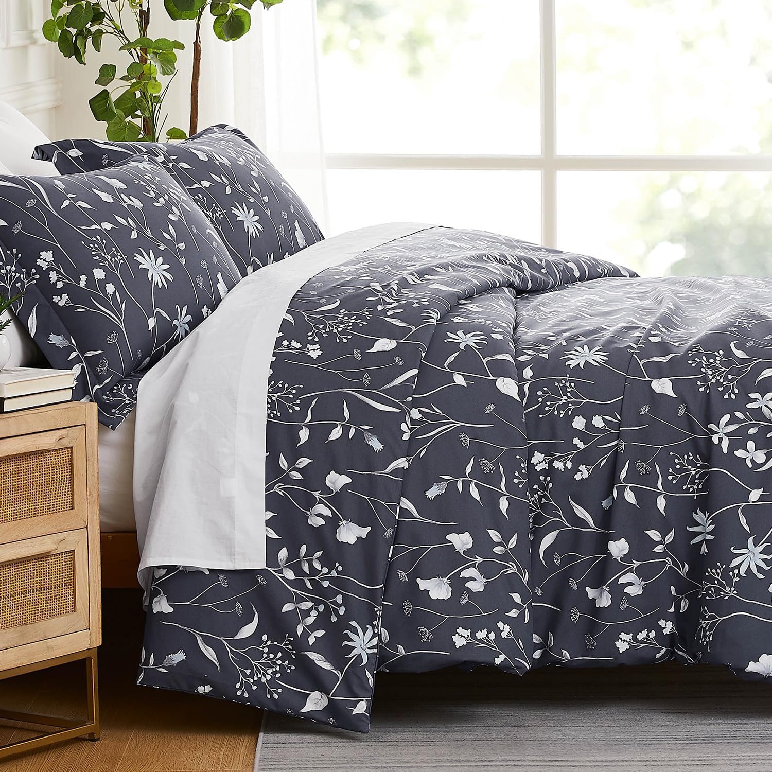 Southshore Fine Living, Inc. 3-Piece Full/Queen Size Comforter Set, Down Alternative All-Season Floral Comforter with Matching Shams, Soft Microfiber Bedspread, Full or Queen Bed, Secret Meadow Blue