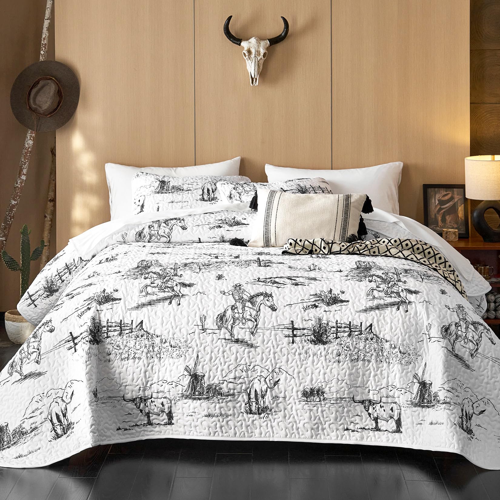 Wake In Cloud - Western Quilt Set, Rustic Ranch Life with Cowboy Southwestern Vintage Country Pattern Printed, Reversible Lightweight Bedspread Coverlet, 3 Pieces, Black White, King Size