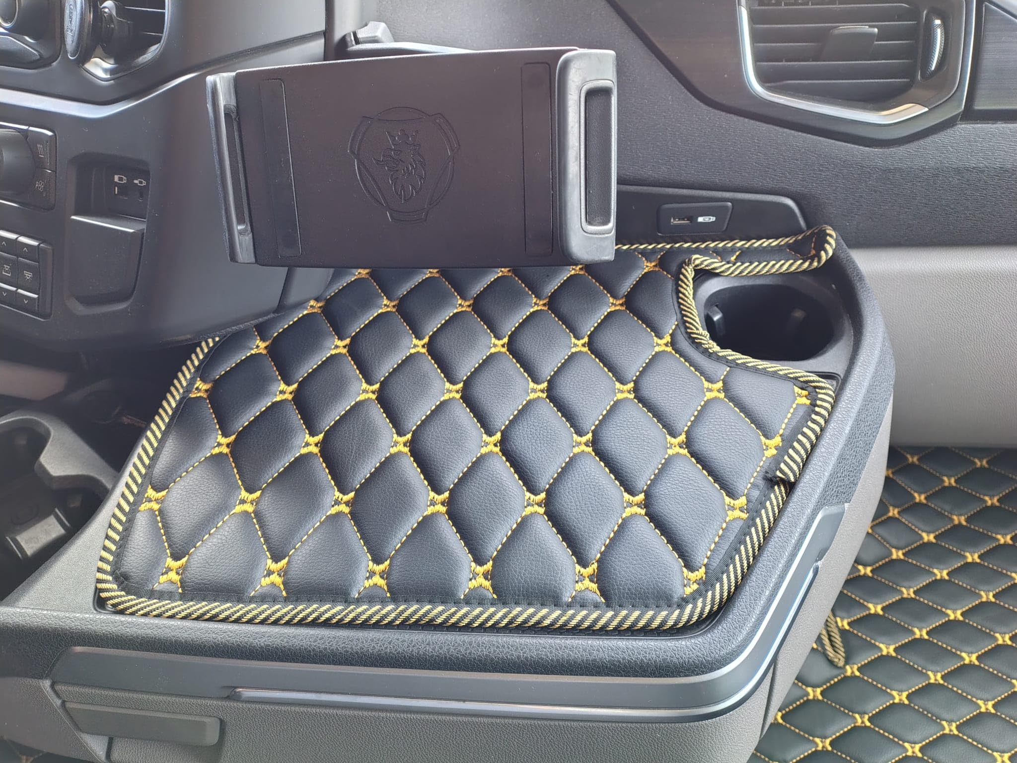 Alfombrillas de camión compatibles con SCANIA S alfombrilla de pie (material negro, hilos dorados)
