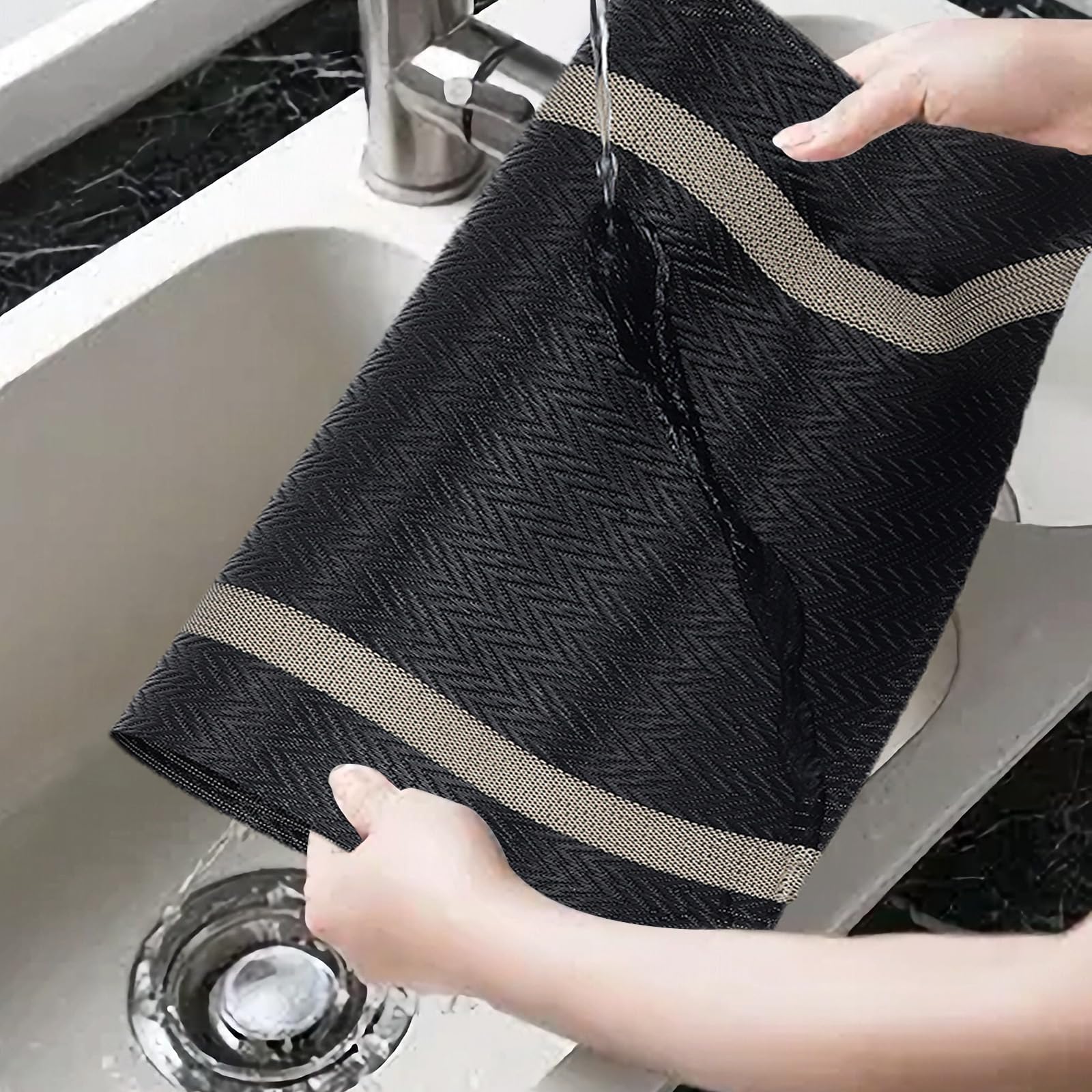 fanquare Black Table Mats Set of 6 Handmade PVC Woven Placemats Rectangular Table Mats Heat Resistant Washable Non-Slip Tablemats for Dining Kitchen Table Decoration 45 * 30cm - Image 4