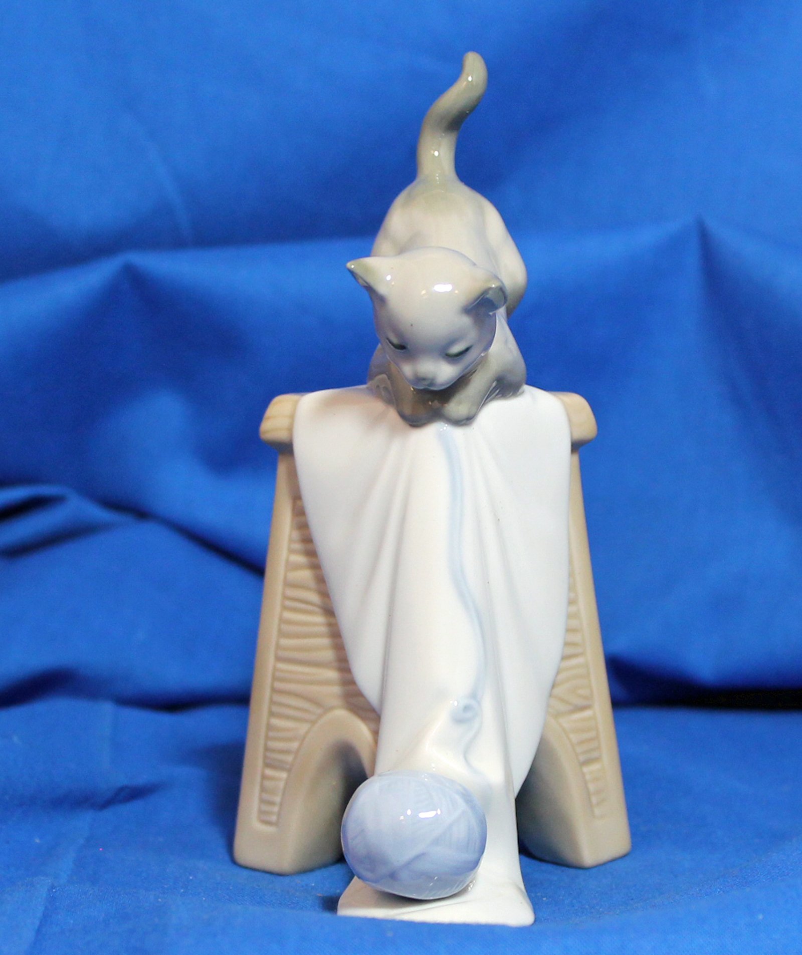 Lladro Nao Collectible Porcelain Figurine: Kitten Playtime - 6 1/4" Tall - Part of The 'Naomi' Collection.