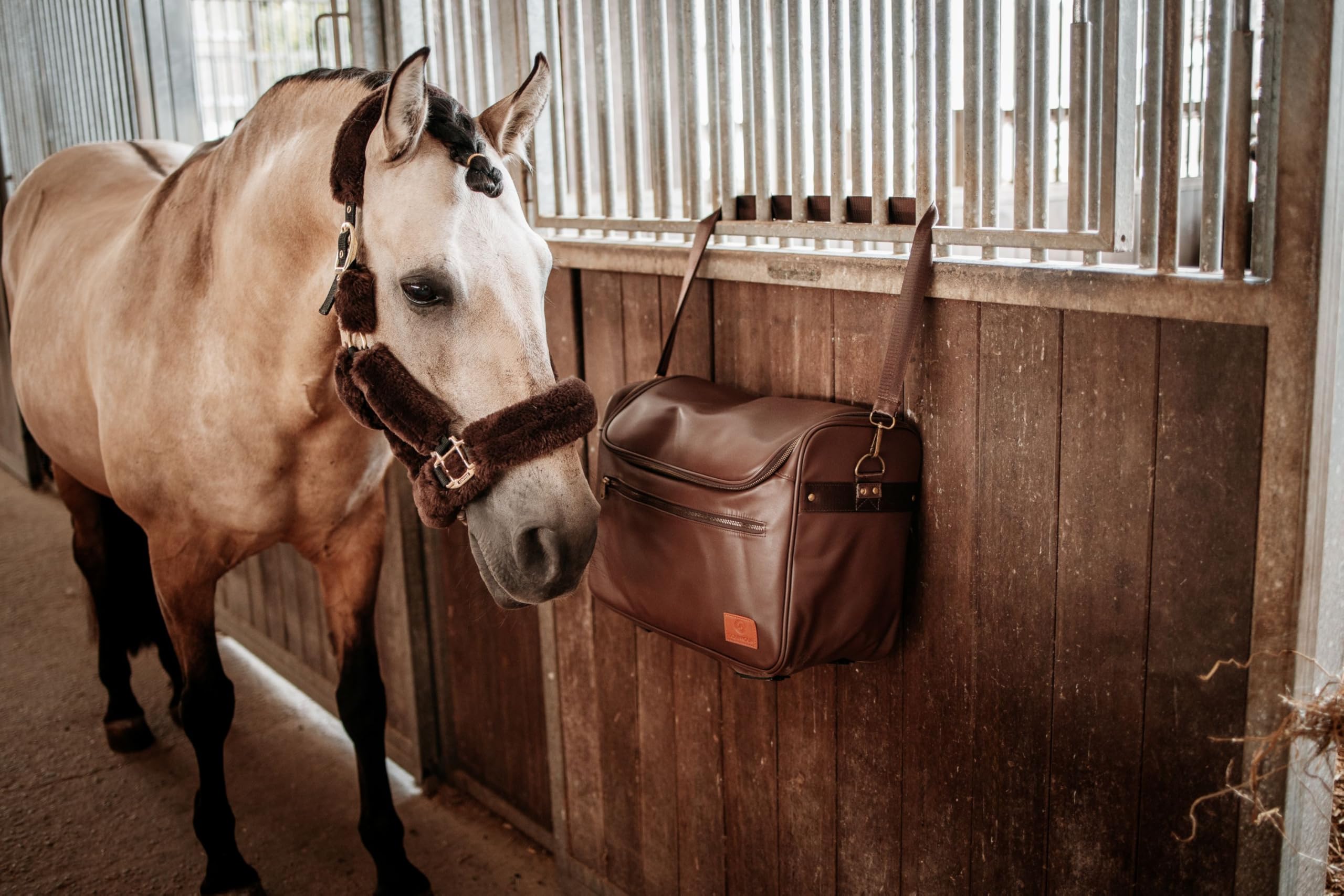 Bolsa de Limpieza Caballo - Cuero Vegano, Marrón | Caja de limpieza resistente e impermeable de piel vegana con compartimentos flexibles y correa de transporte