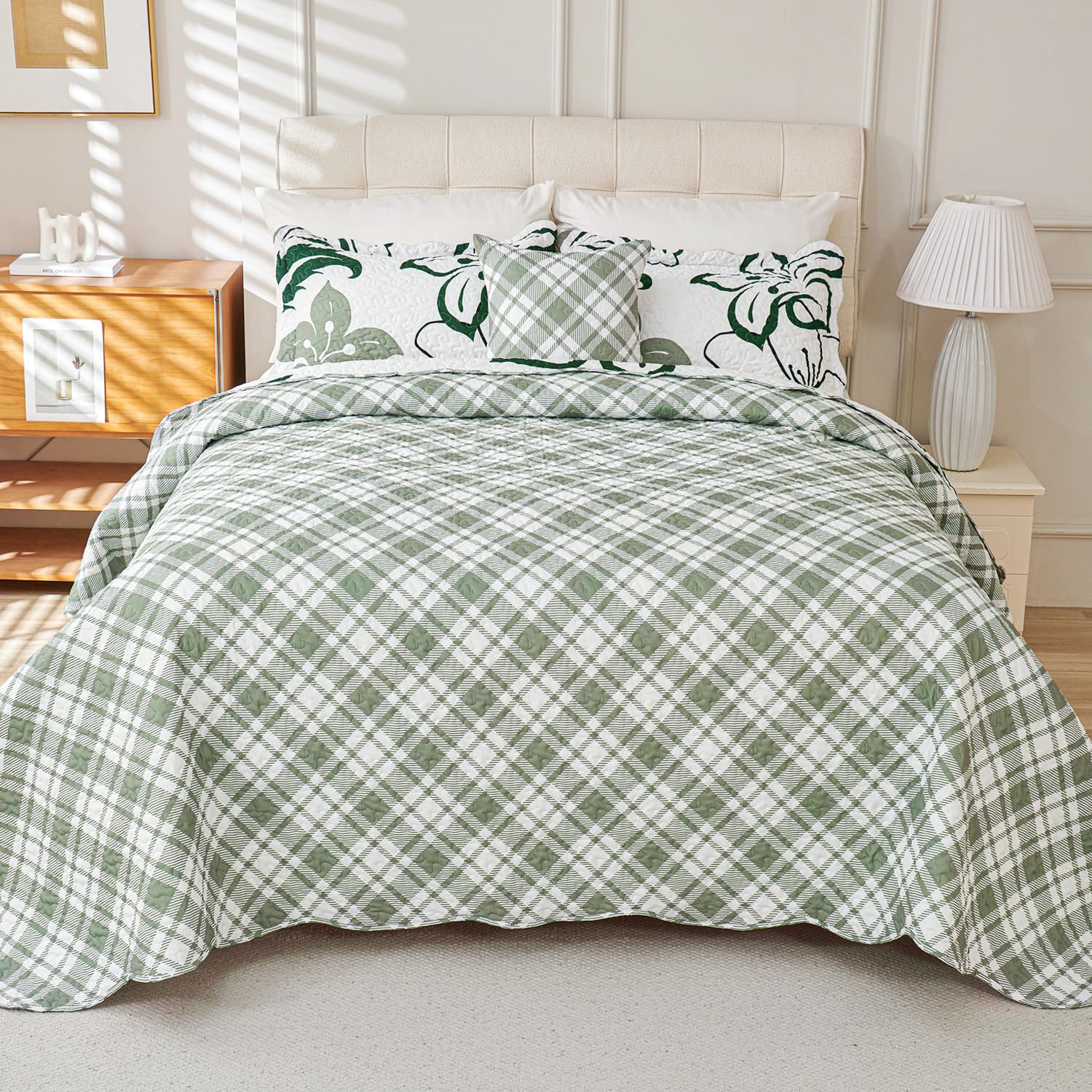 EVENHUG 4 Piece Floral Quilt Set Queen Size Green Floral Bedding Set Reversible Bedspread Coverlet Lightweight Soft Bed Cover with 3 Pillow Shams for All Season (Queen, 92