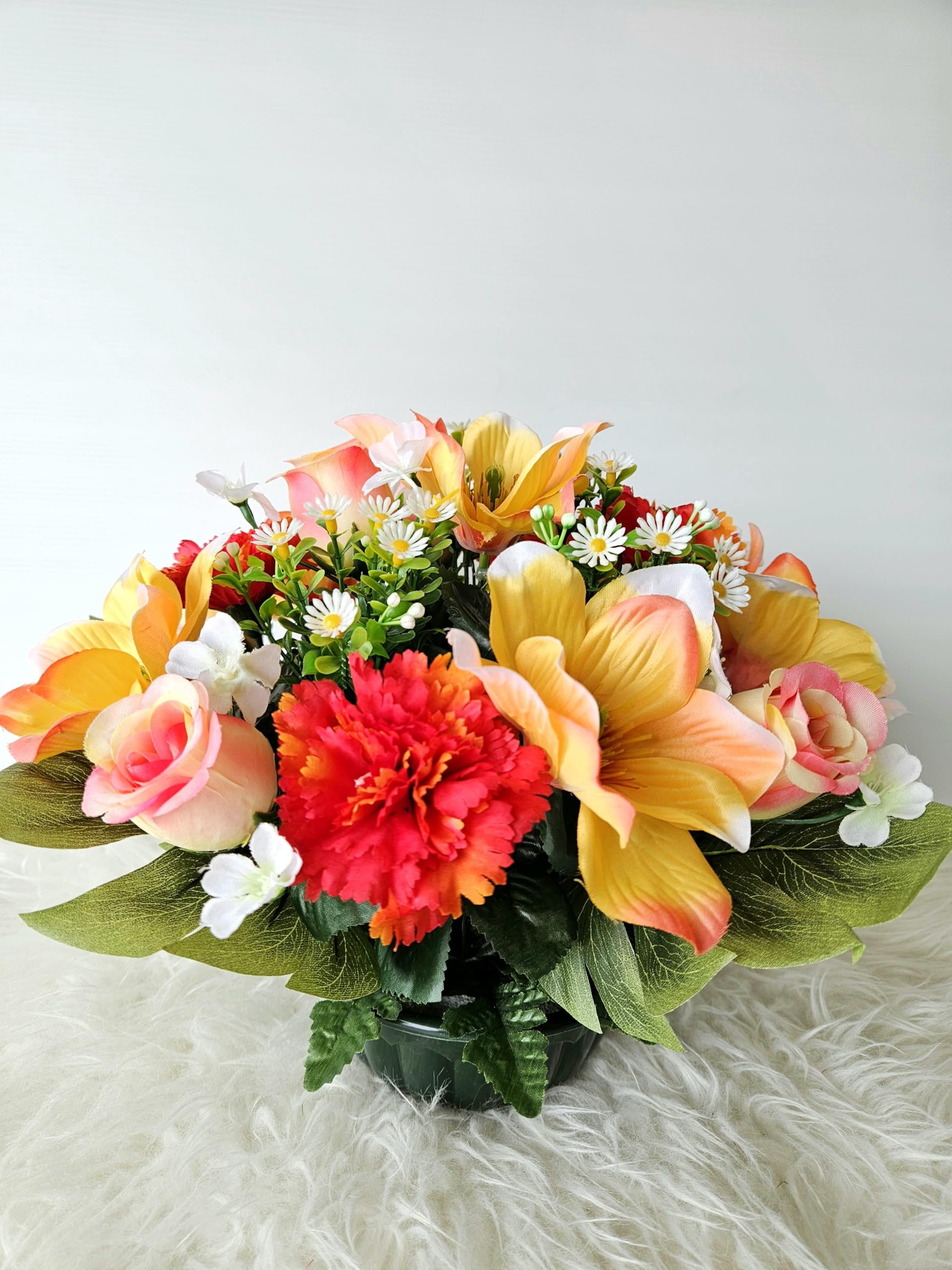 Composition de Fleurs Artificielles Lesté Ciment pour Une Parfaite Tenue à L' Extérieur Vu Son Poids et Son Pot en Forme de Charlotte. Réalisé par nos Soins, Fleurs de Qualité.