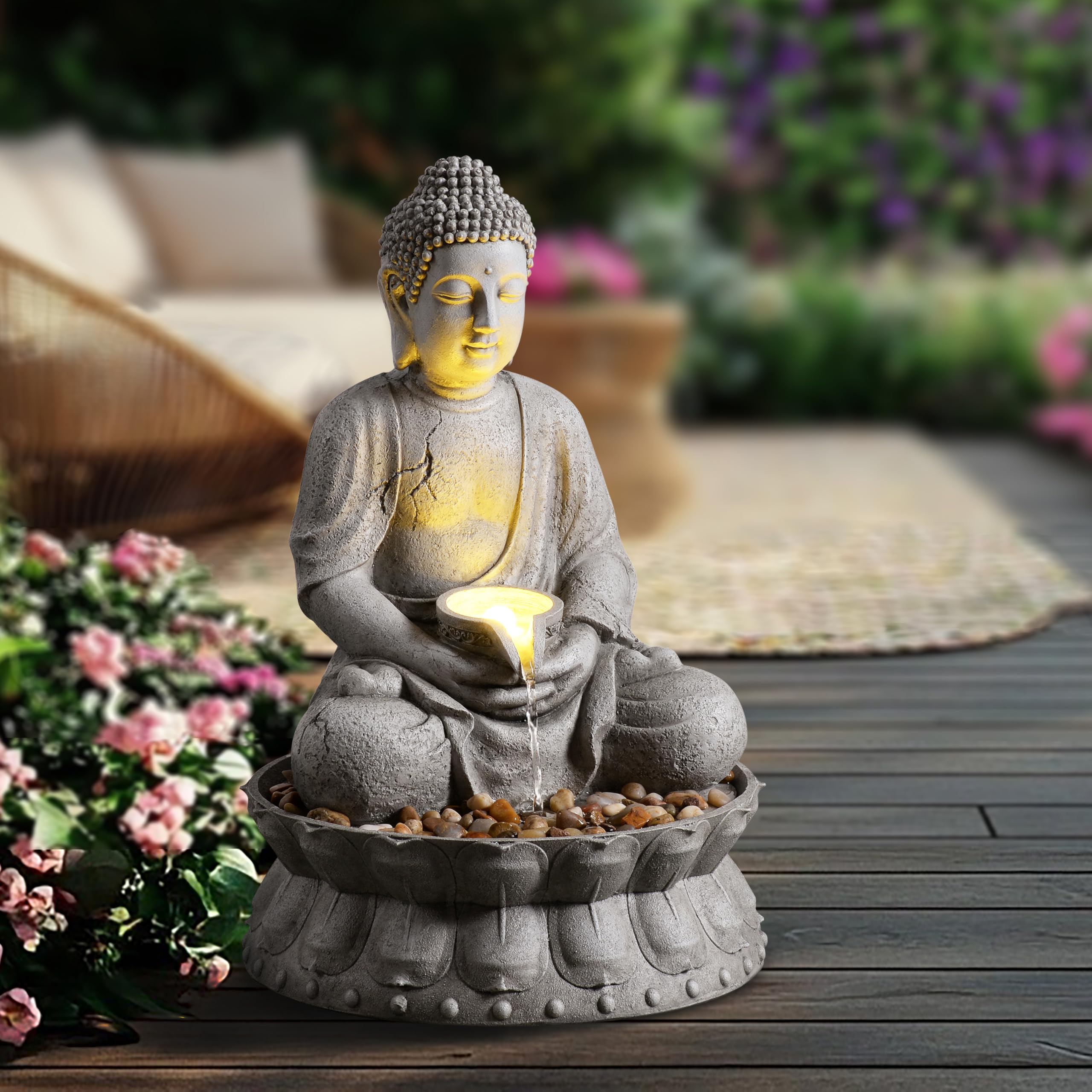 Fontaine à eau d'extérieur Bouddha méditant avec lumière LED, finition pierre grise, base lotus avec galets