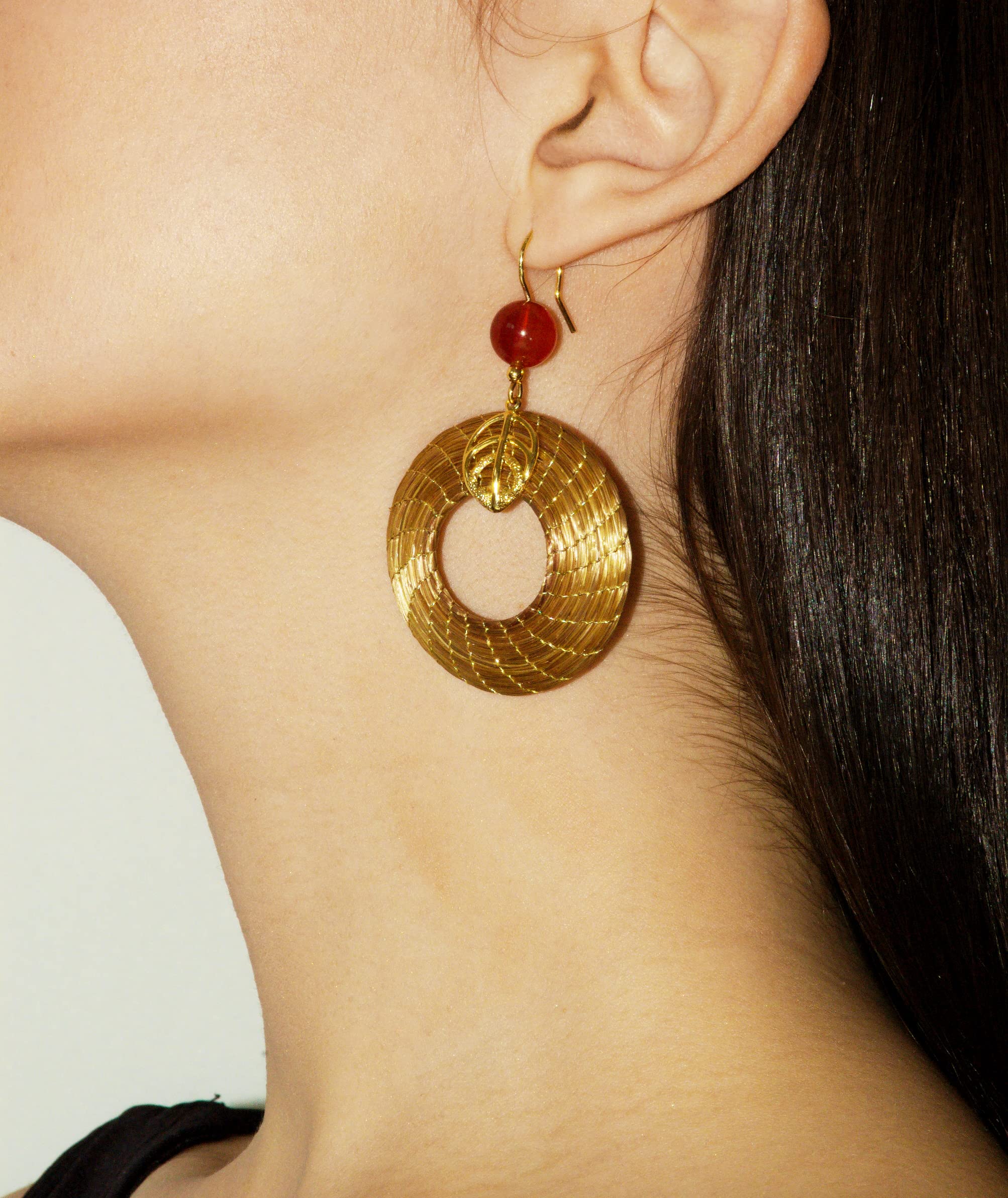 Pendientes Mandala Abierta de Oro Vegetal con Hoja y Cornalina 40 mm