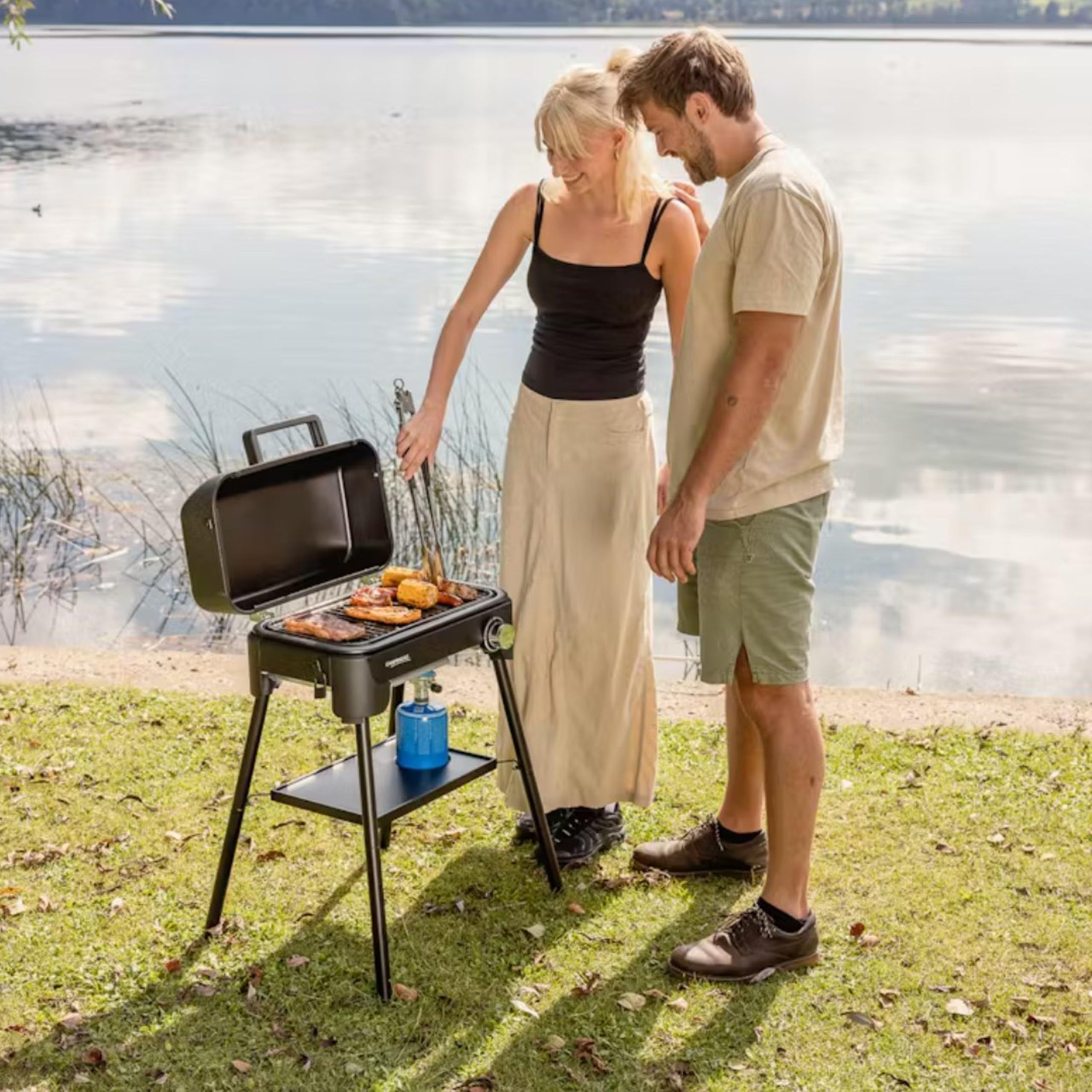 Campingaz Tour & Grill S Barbecue à gaz | Utilisable comme barbecue de table ou sur pied | Barbecue portable avec couvercle & pieds amovibles | Pour camping, balcon et terrasse | 2400 W