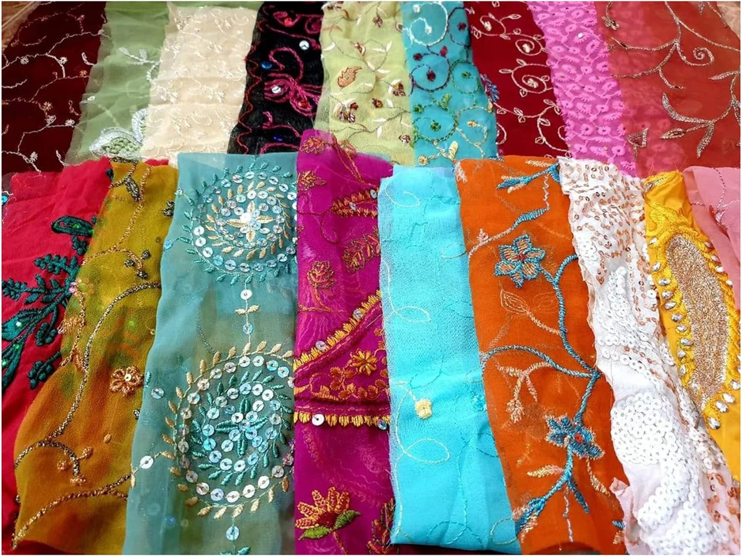 Vintage Fabuloz 15 pcs 5 * 9 in Sari Silk Fabric Remnant Embroidered Pieces Sewing