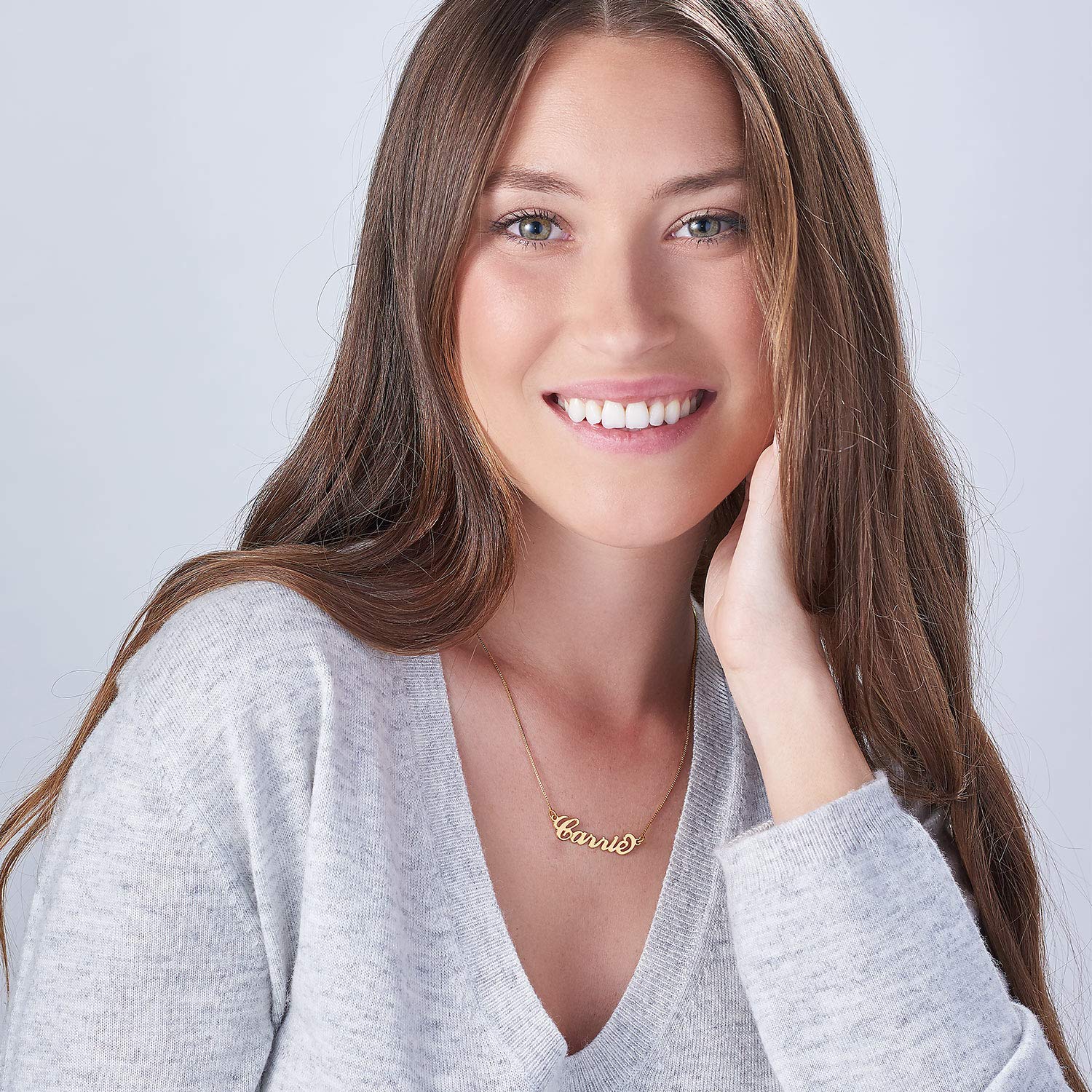 MYKA - Collana con nome Personalizzato con Ciondolo Piccolo Stile “Carrie” - Fatto su Misura Gioielleria - Regalo di Mamma - Regalo di Natale