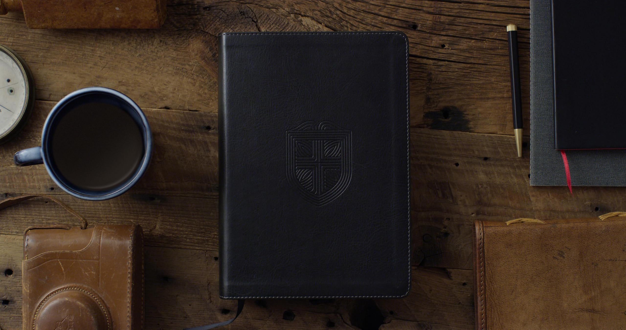 ESV Men's Study Bible (Trutone, Charcoal, Shield Design): English Standard Version, Charcoal, Shield Design, Trutone, Men's Study Bible With Ribbon Marker