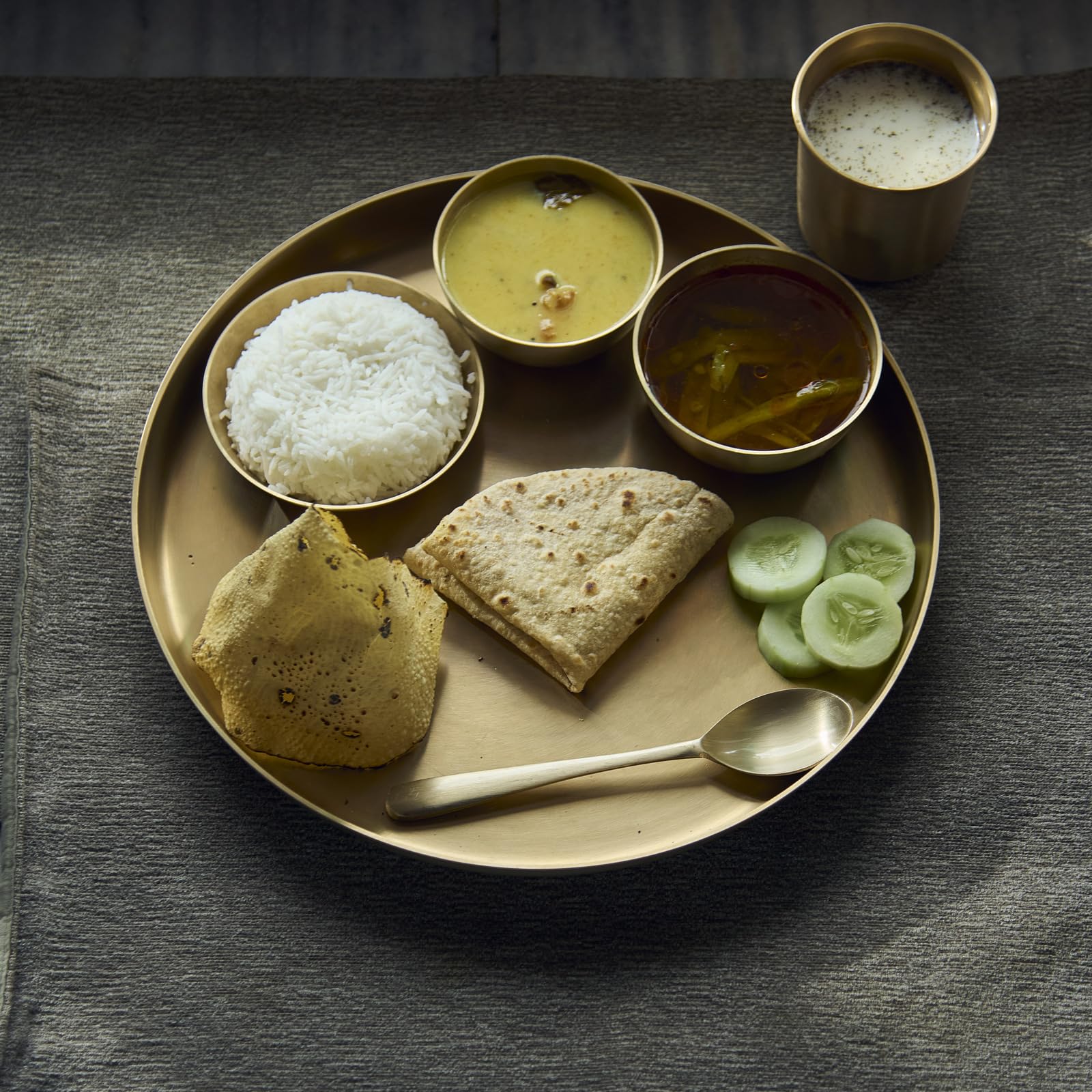 KLEO Kansa - Juego de 6 platos Thali de bronce | 1 plato, 2 cuencos, 1 vaso, 1 cuchara y 1 plato dulce | Juego de utensilios de bronce para auténtica colección de comedor indio, vajilla de metal
