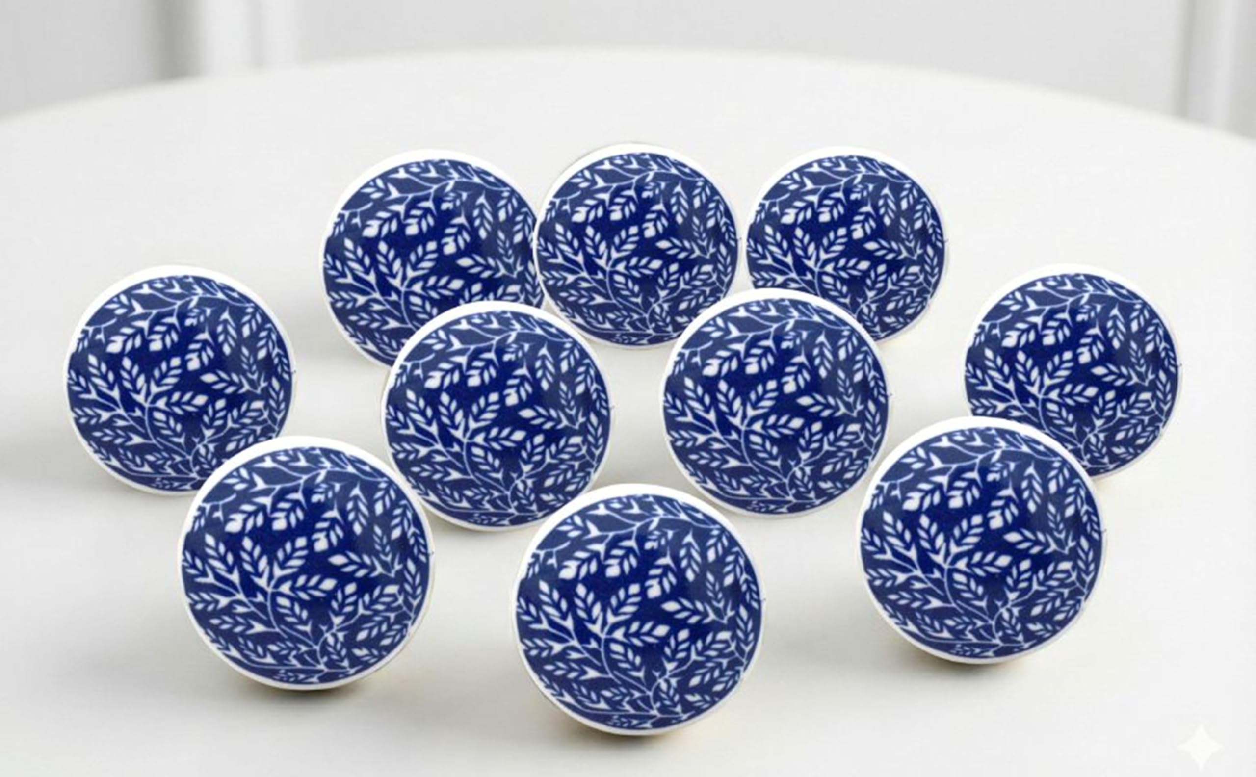 ARTISNO Set mit 10 blauen und weißen Keramikknöpfen, handbemaltes Blumenmuster für Küchenschränke, Badezimmerschränke, Kommoden, Schubladen, Kommoden, handgefertigte Griffe und Griffe aus Keramik