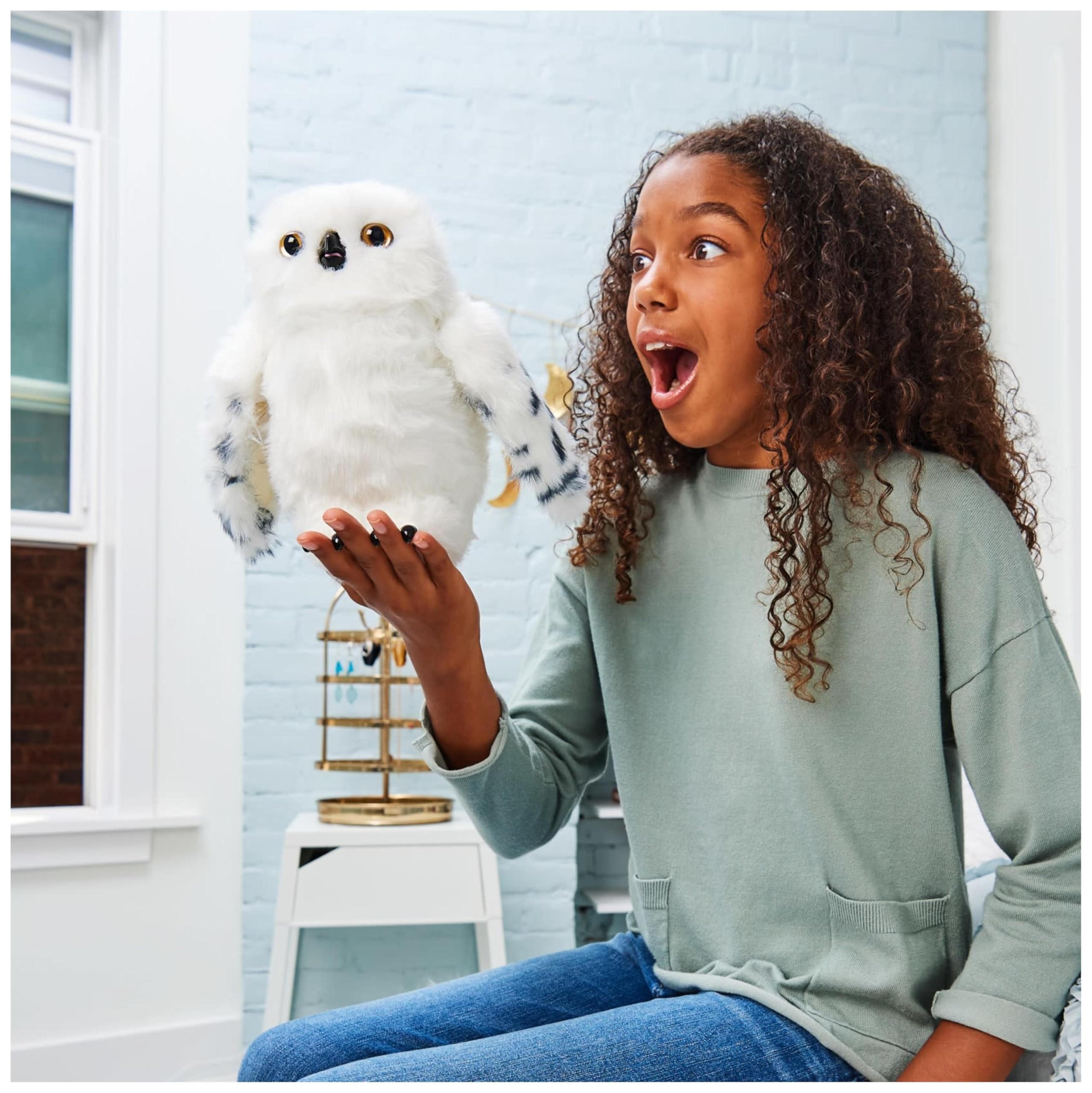 WIZARDING WORLD HARRY POTTER - HEDWIGE ENCHANTÉE - Peluche Interactive Chouette Hedwige 30 Cm Avec Accessoires - Tête et Ailes Qui Bougent - Sons et Mouvements - Jouet Enfant 6 ans et +