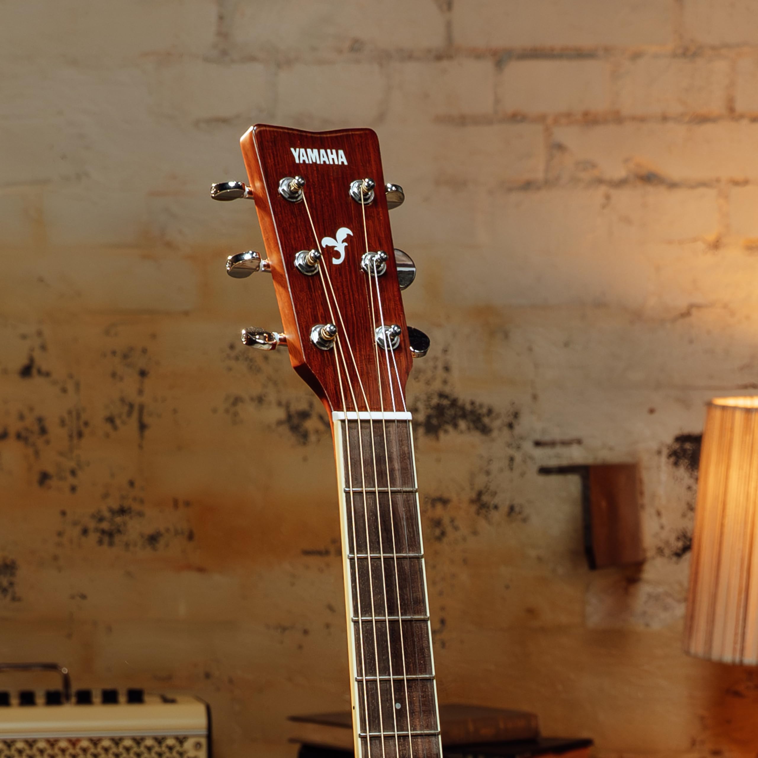 YAMAHA FG820 Gitara akustyczna - Dreadnought w standardowym rozmiarze, kamerton 24,96", solidny świerk, mahoń tył i boki, podstrunnica palisandru, struny stalowe - naturalne