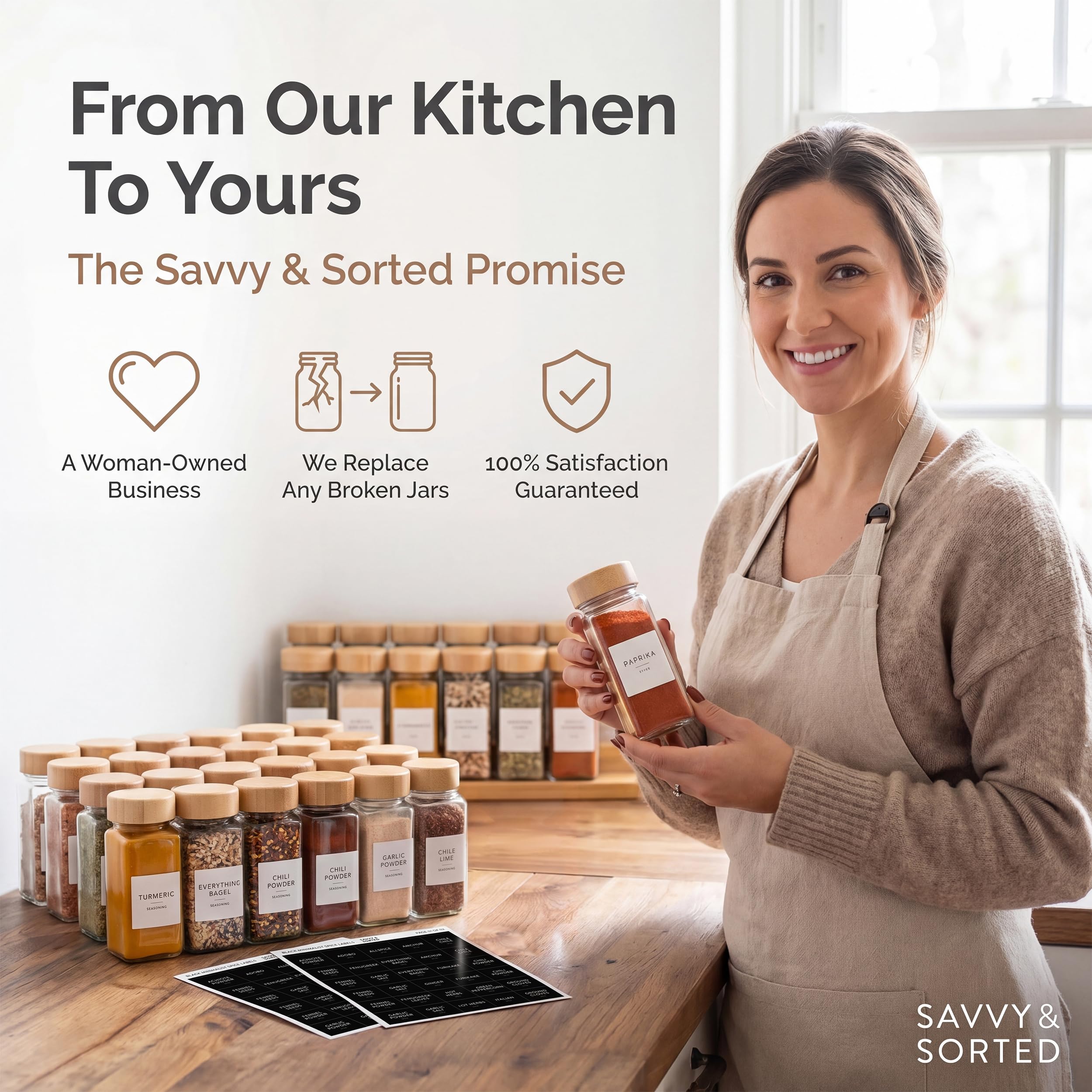 SAVVY & SORTED Barattoli per spezie in vetro con etichetta, set da 24 barattoli di bambù per spezie, 374 etichette per spezie, macinapepe, contenitori vuoti per condimenti per erbe, imbuto e coperchi