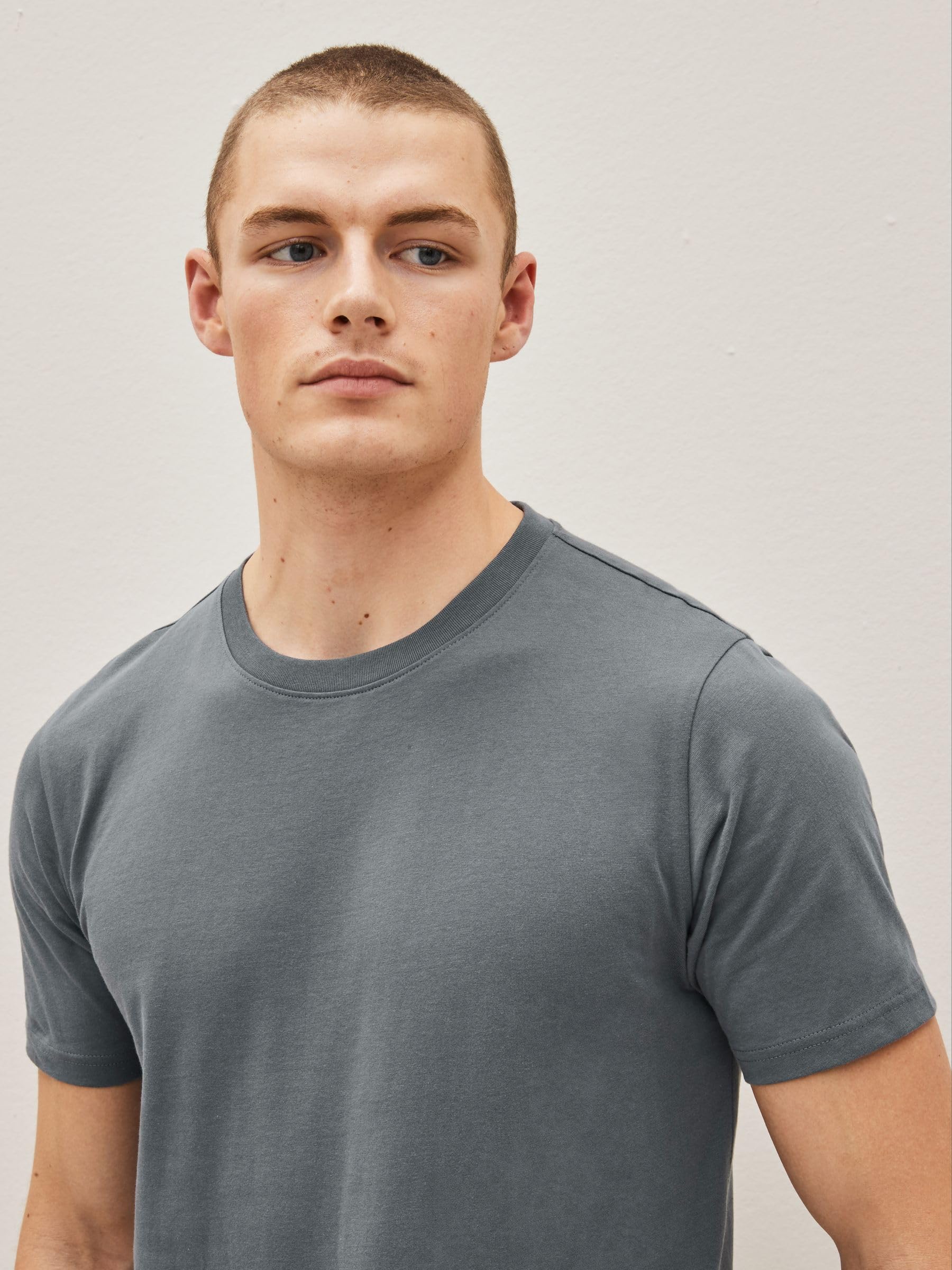 NEXT Hombres Pack de 6 Camisetas básicas de algodón de Corte Slim