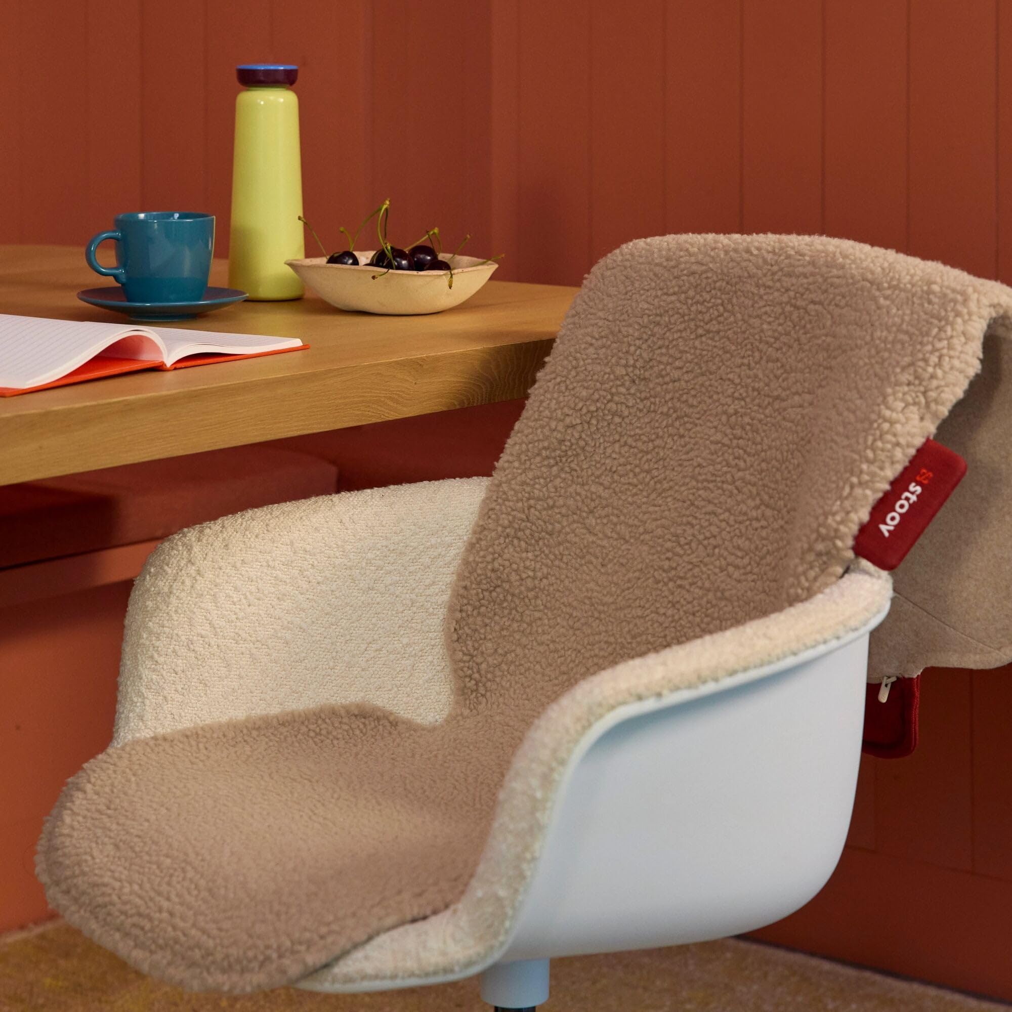 Stoov Heizdecke mit Abschaltautomatik - Kabellose Wärmedecke mit Flex Akku: 1,5 bis 3 Std. Wärme - Elektrische Heizmatte für Stuhl als Sitzauflage & Sitzheizung - Big Hug³ Wollig Beige