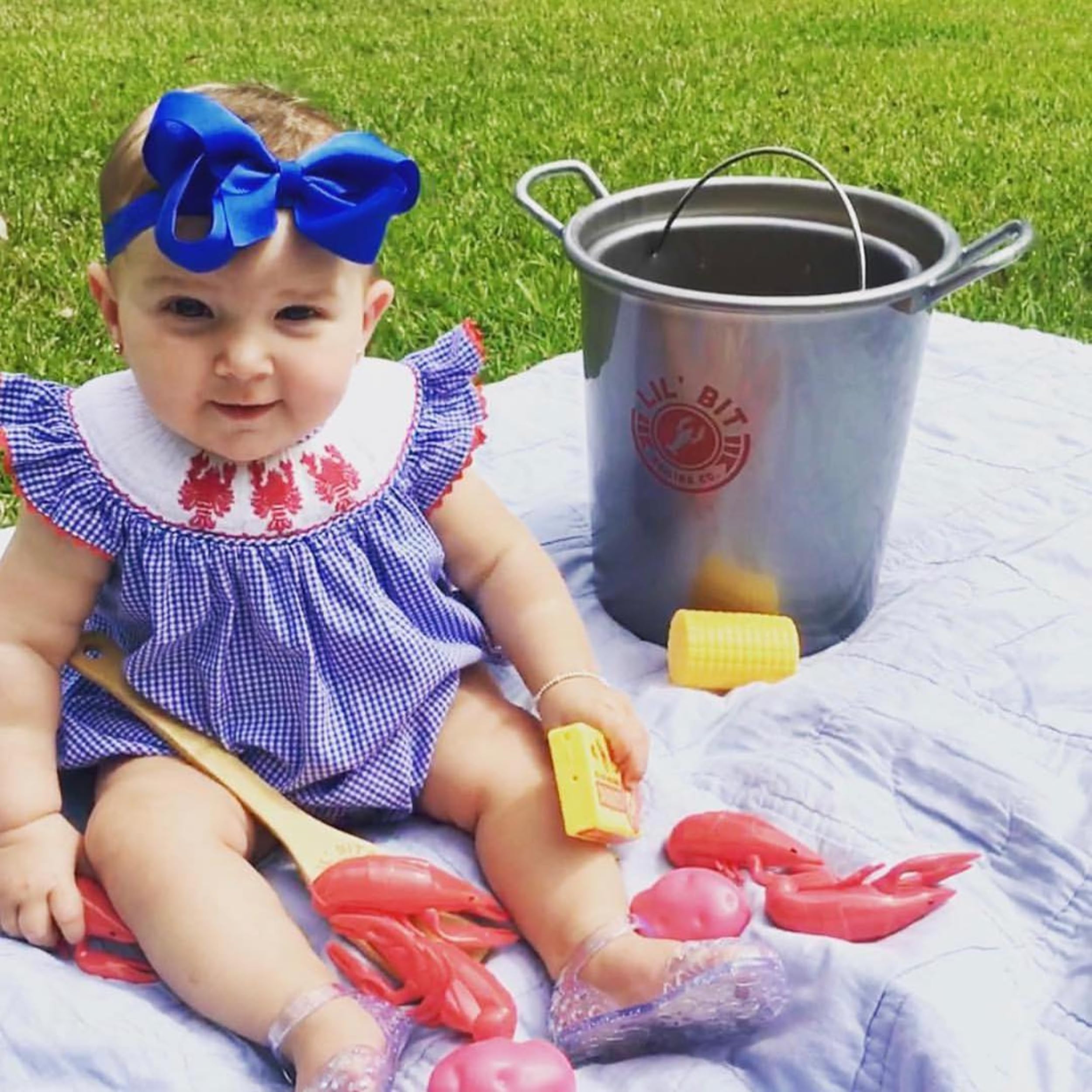 Lil Bit Boiling Co. - Juego de cocina de juguete de cangrejos y arreglos de Louisiana para niños, juego de cangrejos de juguete con papas, maíz y bolsa de malla 9