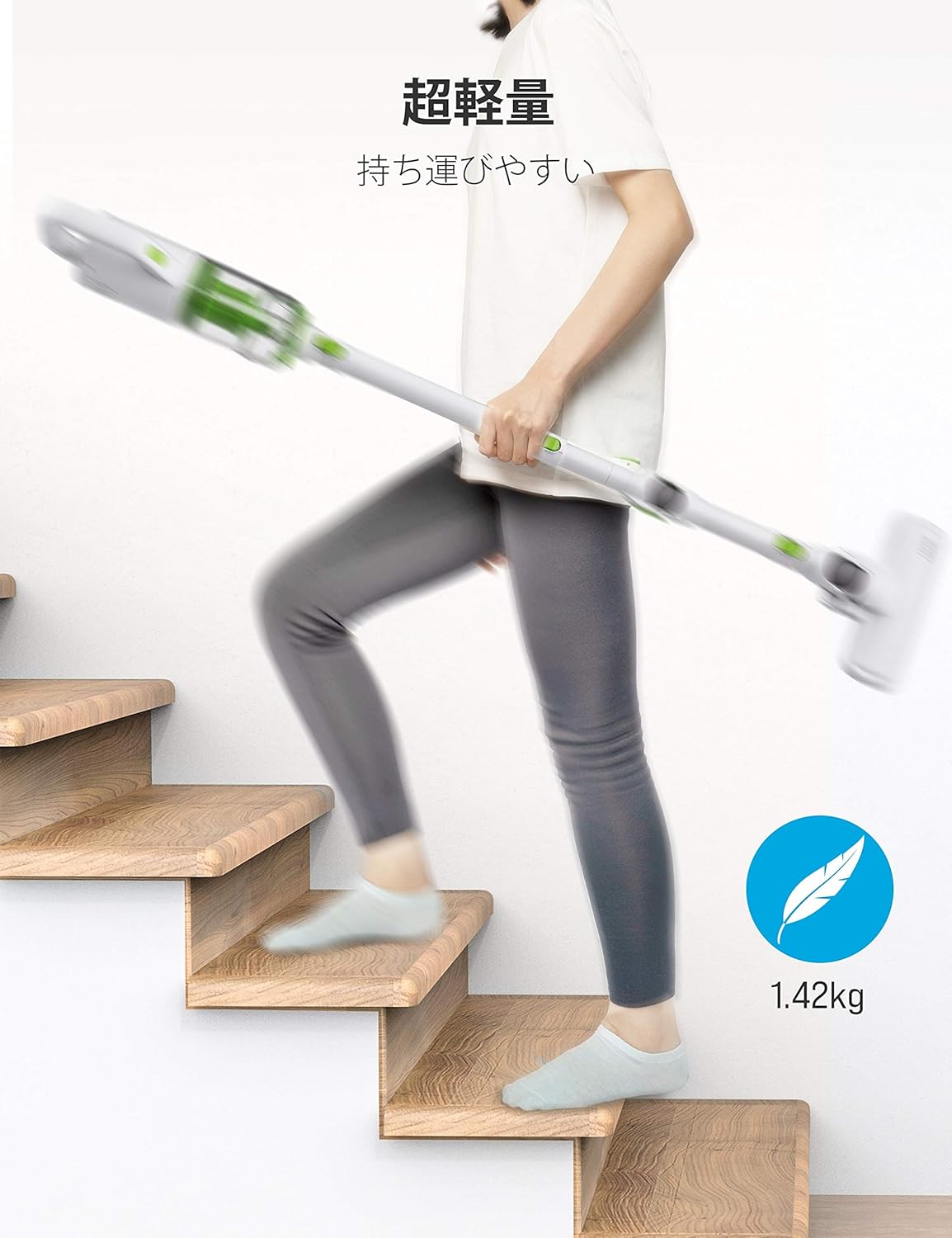 Jalmi anu mawa vacuum cleaner TOPPIN anu hampang naék tangga.