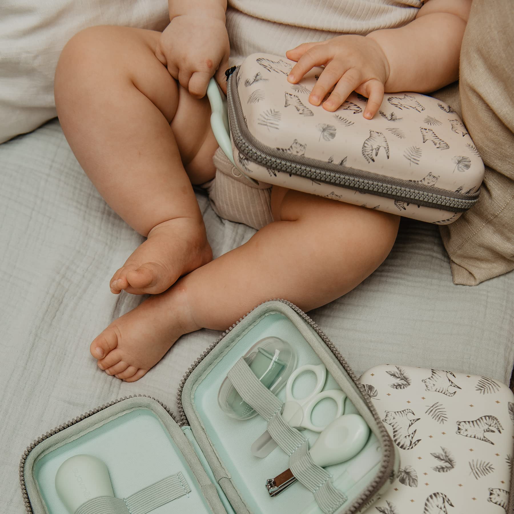 Suavinex, Bolso Carro Bebé con Cosmética y Set Manicura para Recién Nacido. Incluye Gel Syndet, Pomada Pañal, Baby Cologne, Toallitas, Cepillo Peine, Lima, Cortauñas, Cepillo Dental, Verde