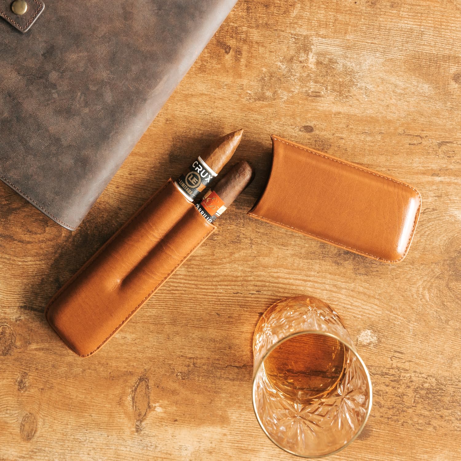 CASE ELEGANCE Estuche de viaje con monograma para dos puros, cuero vegano marrón castaño, estuche de cigarros de alta calidad para hombres, estuche de viaje con accesorios, regalos de lujo para