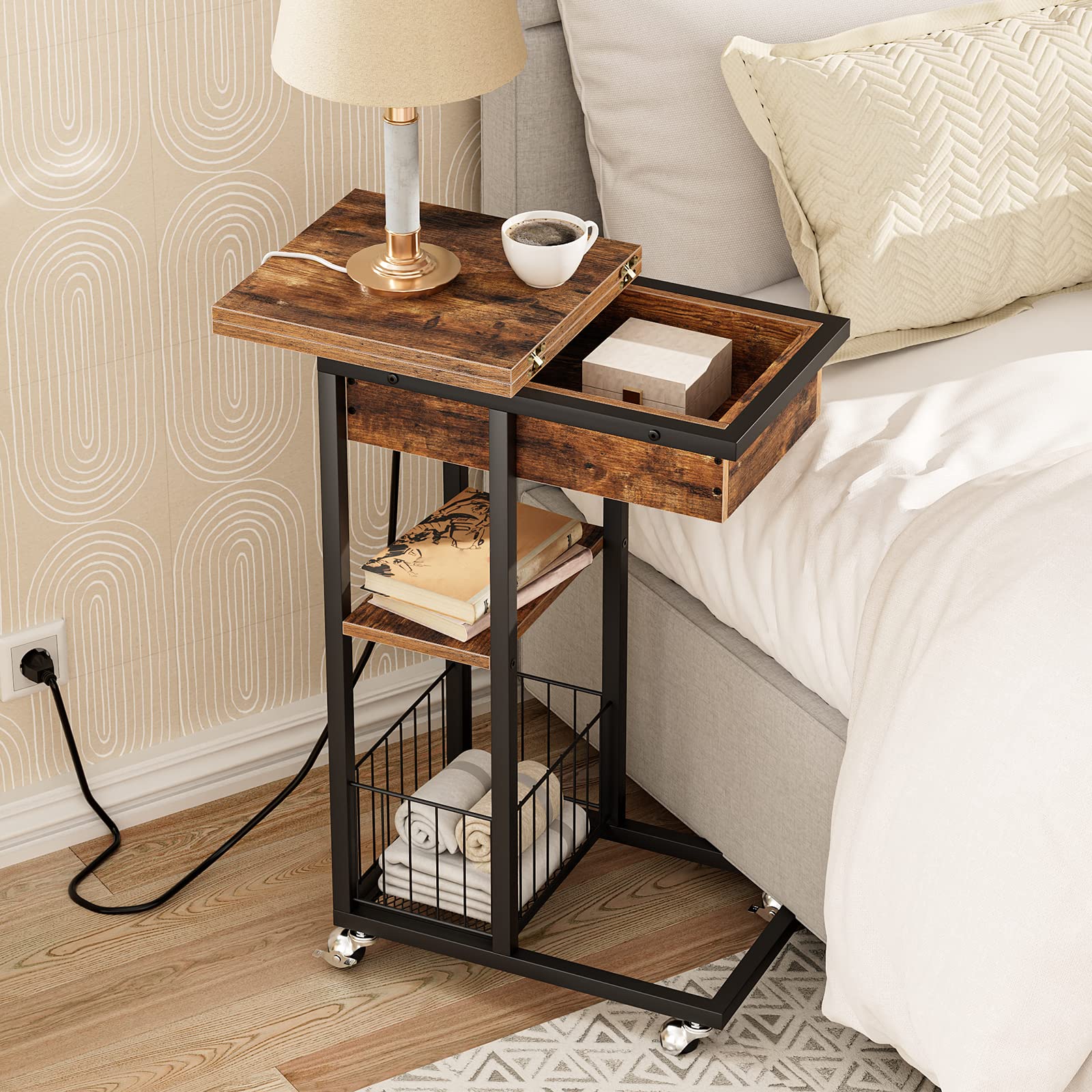 HOOBRO Table d'Appoint avec Station de Charge, Table Basse Pliante en Forme de C avec roulettes et Étagère de Rangement, Ports USB et Prises de Courant, pour Salon, Marron Rustique EBF022SF01G1