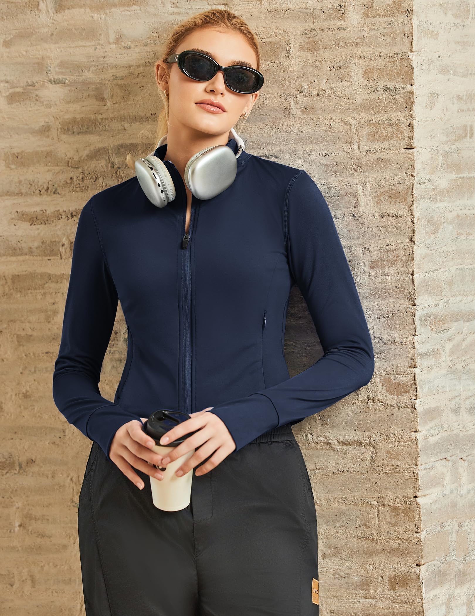 PINSPARK Chaqueta de running para mujer, deportiva corta, de entrenamiento de manga larga, chaqueta de yoga, bolsillos con cremallera y orificios para los pulgares.