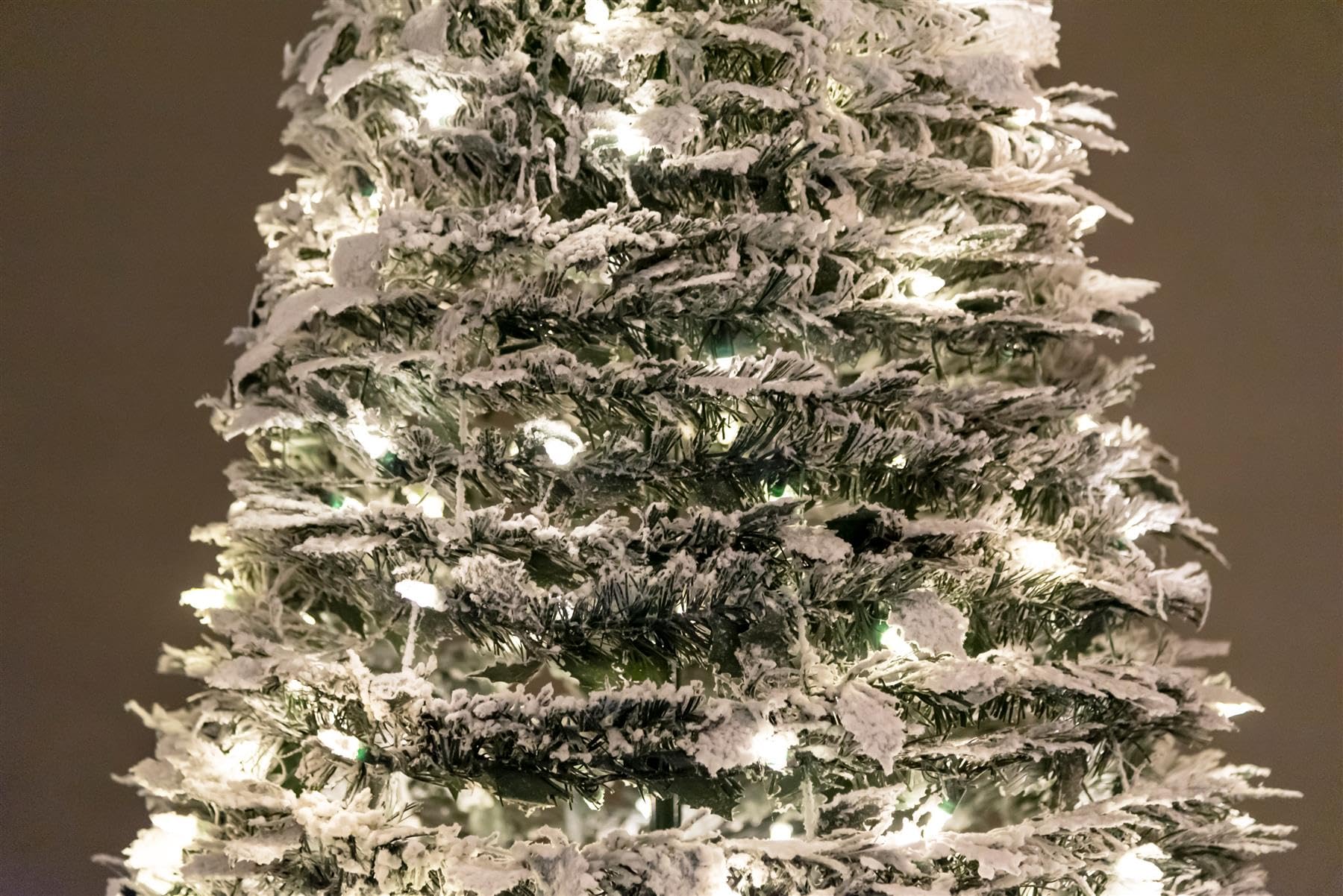 SHATCHI Beleuchteter Weihnachtsbaum für den Innenbereich, 1,2 m - 1,8 m, warmweiß, batteriebetrieben, Stechpalmenbeflockt, 1,5 m