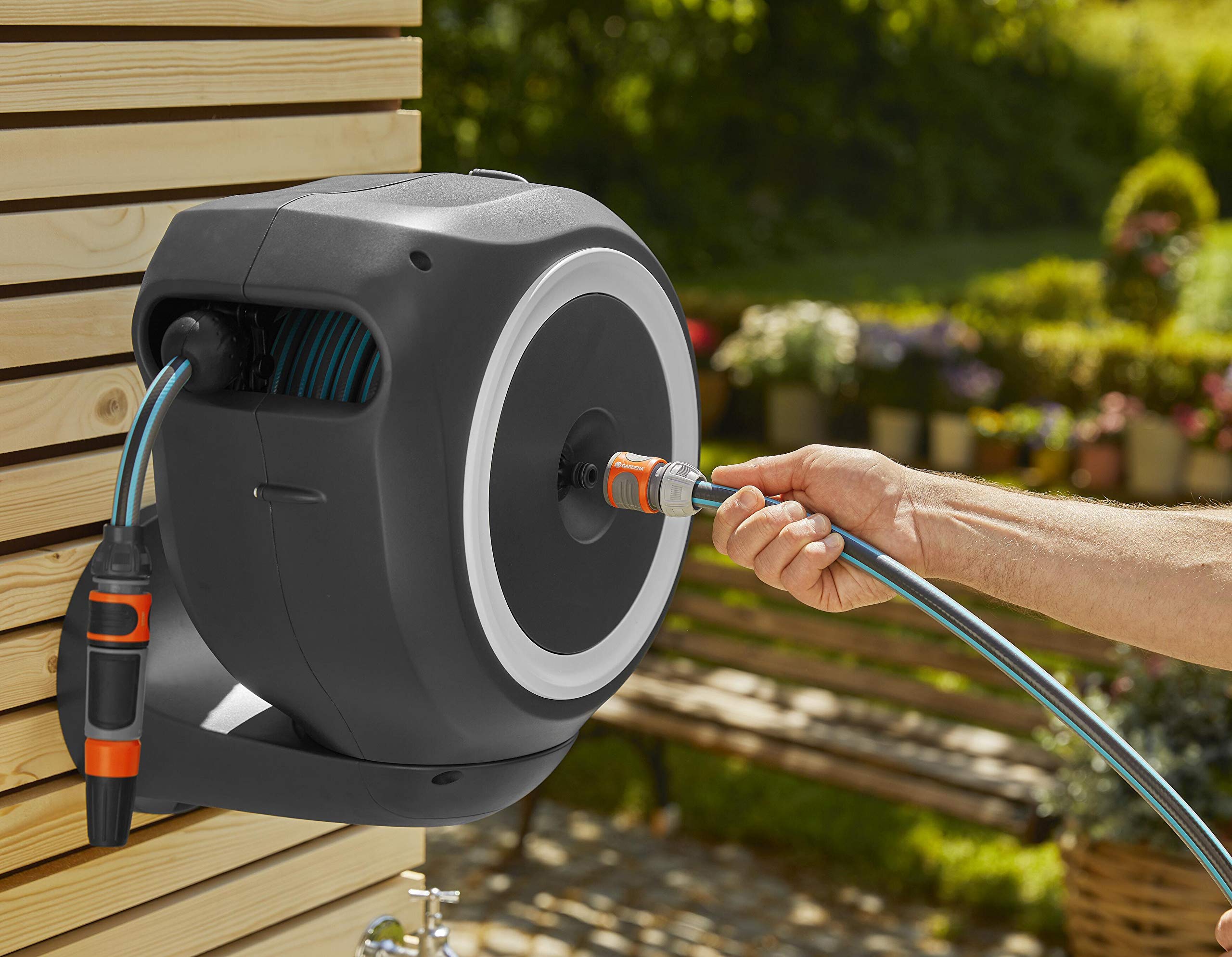 Gardena Wand-Schlauchbox RollUp M 20 m: Flexible Bewässerung für mittelgroße Gärten, schwenkbare Schlauchtrommel, mit Wandhalterung, Systemteilen und Spritze inkl. 20 m Gardena Schlauch (18612-60)