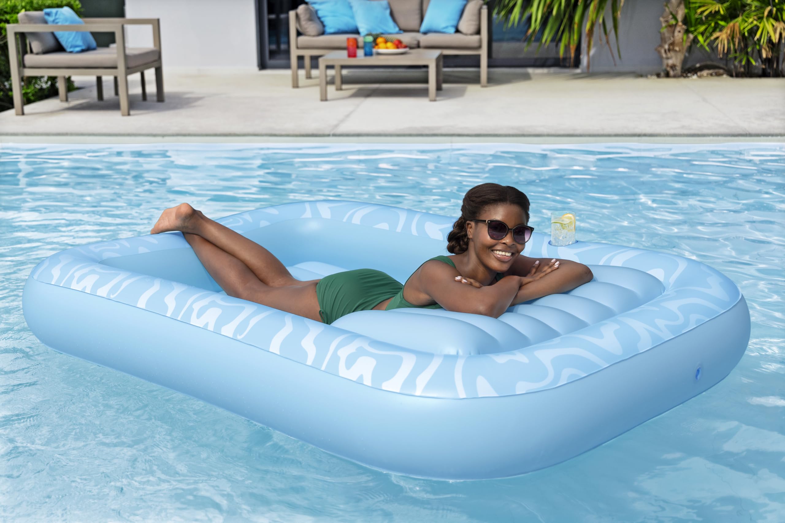 Bestway Aufblasbare Sonnenliege 203 x 137 cm – Große Poolliege & Wasserlounge für 1 Person, mit Kopfkissen & Getränkehalter, auch als Mini-Pool nutzbar für Pool, Strand & Garten