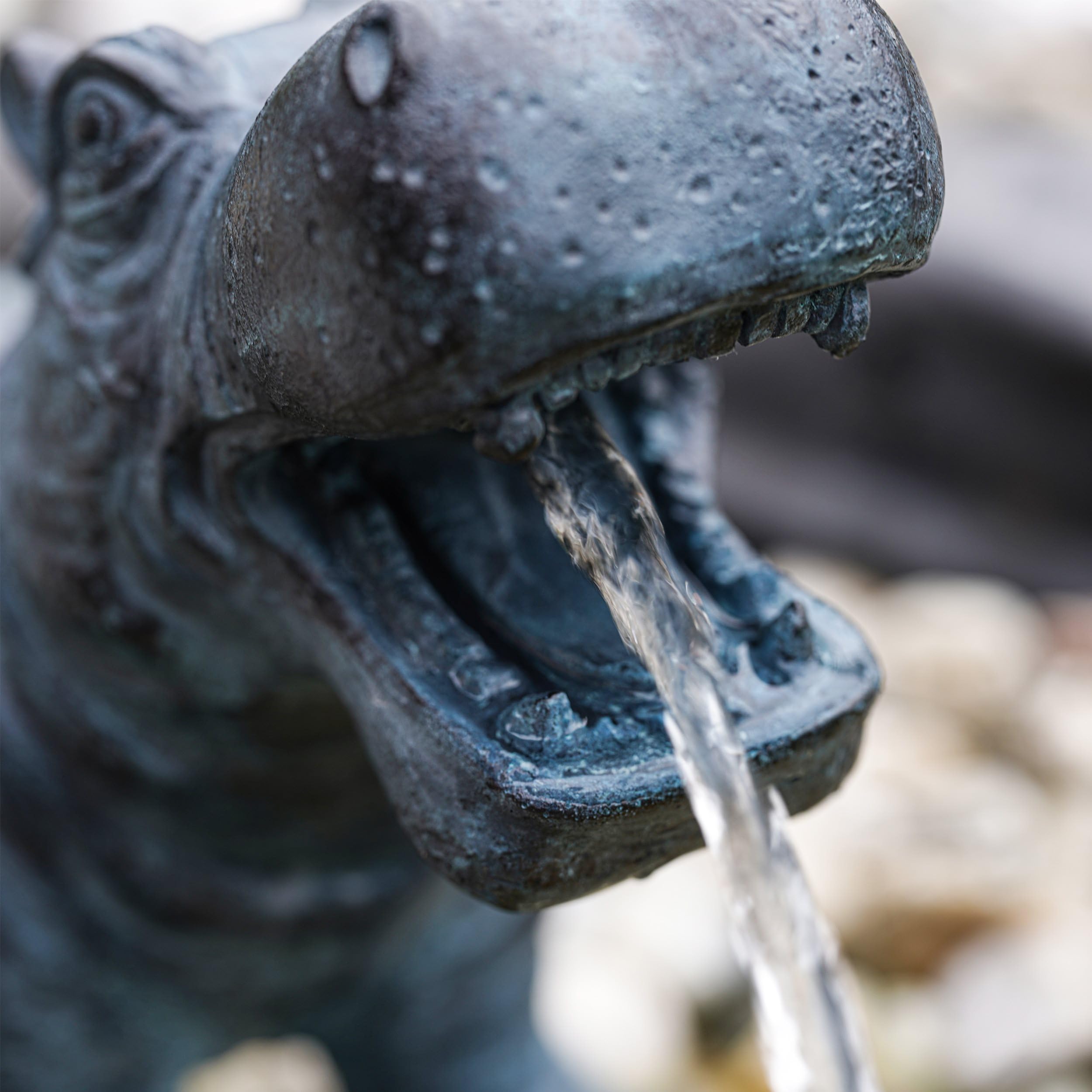 Esotec Solar Wasserspeier Set Hippo Nilpferd, Solarpumpe, Teichfigur Gartenfigur Gartenstatue, Tauchpumpe, Gartenbrunnen, Springbrunnen für außen Outdoor, Vogeltränke H=20cm 101658