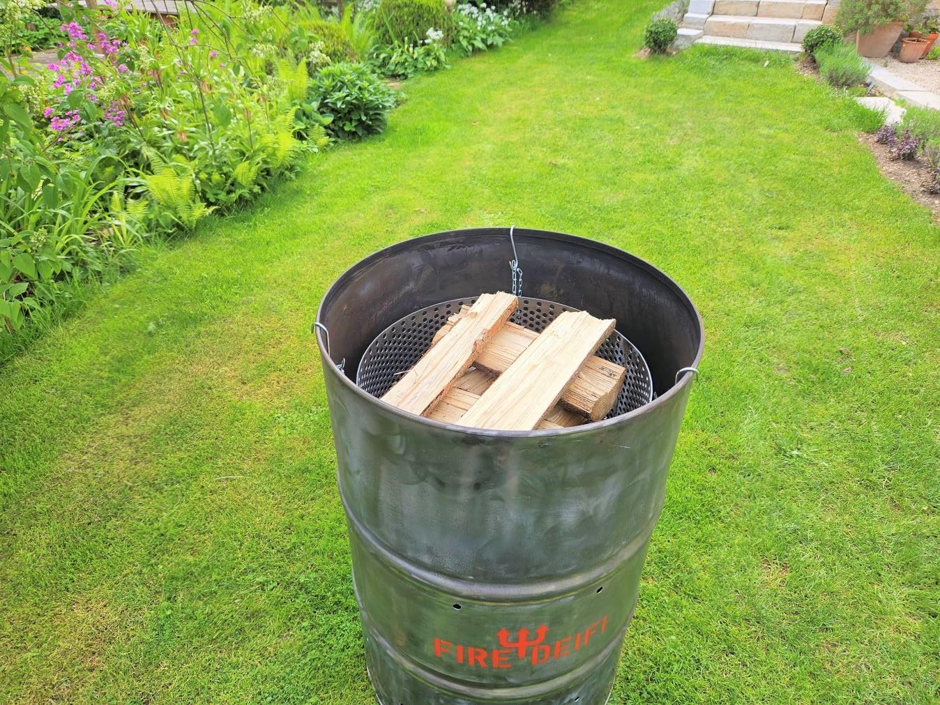 FireDeifi Grillplatte Feuerkorb | Feuerbox | Feuerstelle | Trommel | ⌀48 cm | Inklusive Ketten und Haken | Für Feuertonne | Plancha | Feuerplatte | Made in Bavaria