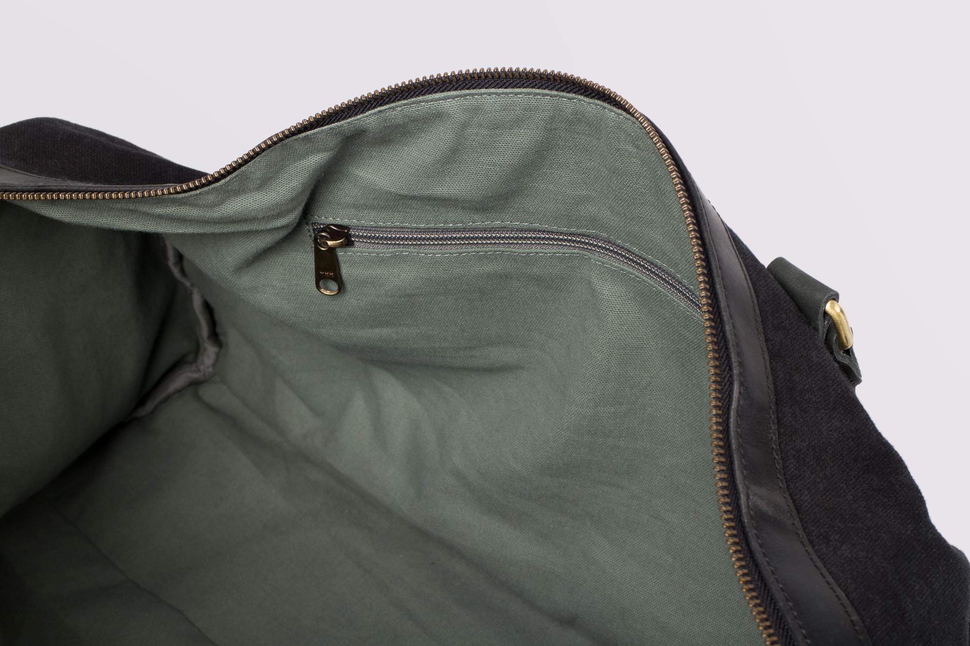HOLZRICHTER Berlin - Weekender aus Leder & Canvas für Herren (No 8-6), Reisetasche 27x55x25 cm, Handgefertigte Umhängetasche mit Schultergurt, für Handgepäck, in Schwarz und Braun