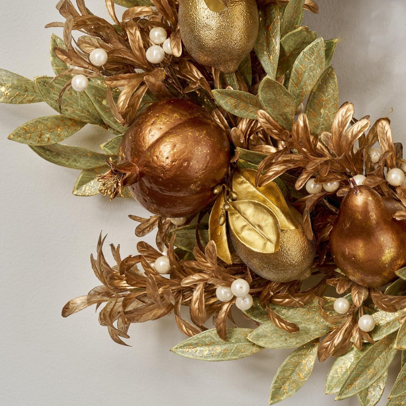 Corona navideña de muérdago Perlado con Hojas de Laurel Doradas. Lujosa y Festiva. Ideal para decoración del hogar y Fiestas.