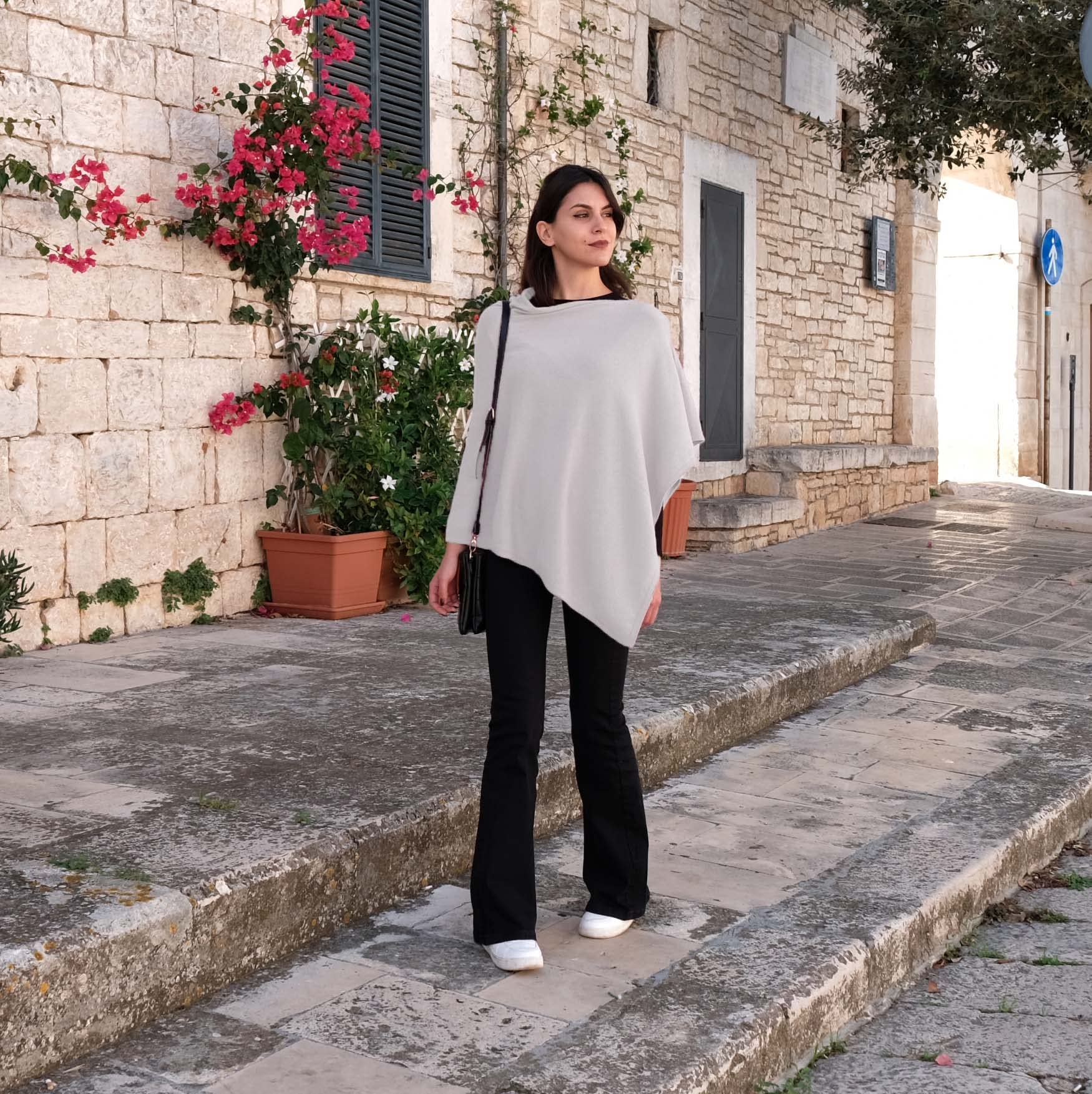 Cape Femme Hiver Chaud Chic et Elegant - Châle Poncho Femme en Laine Mélangée Made in Italy avec Essence de Fleurs de Cerisier