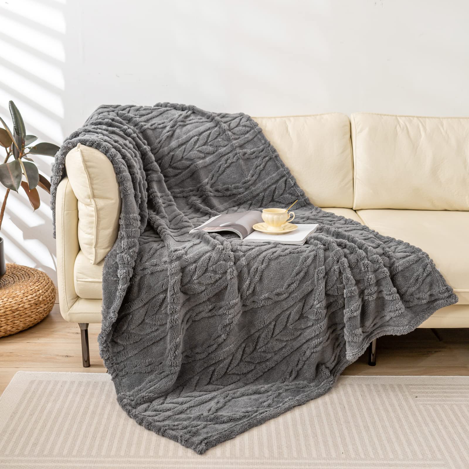 Couverture sherpa moelleuse YUSOKI pour cocooning sur le canapé et fauteuil