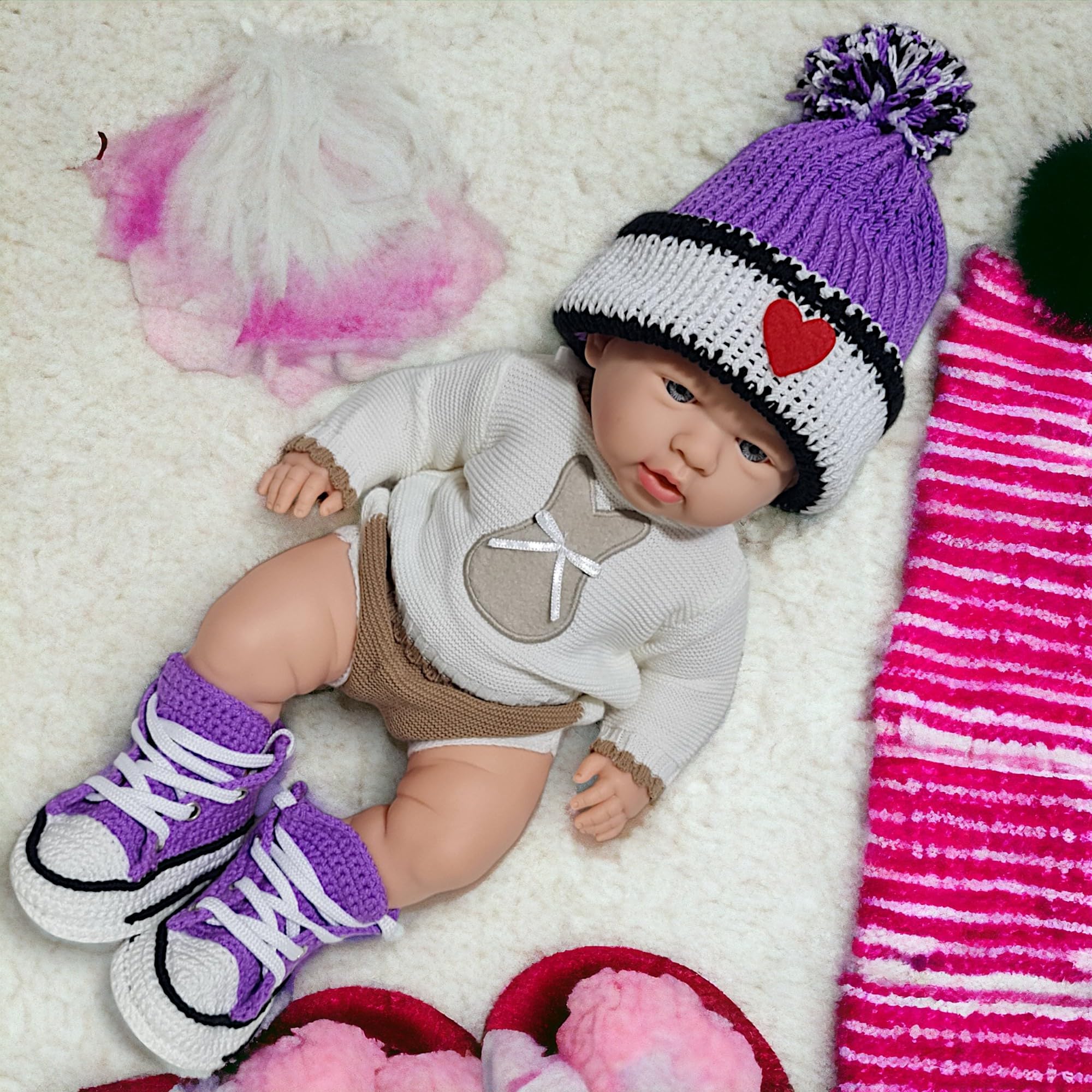 Handgemachtes geschlechtsneutrales Häkel Baby lila Sneaker und Mützen Set, weiche Sohle, individualisierbar, perfekt für Neugeborene Jungen und Mädchen, 0-3M bis 9-12M