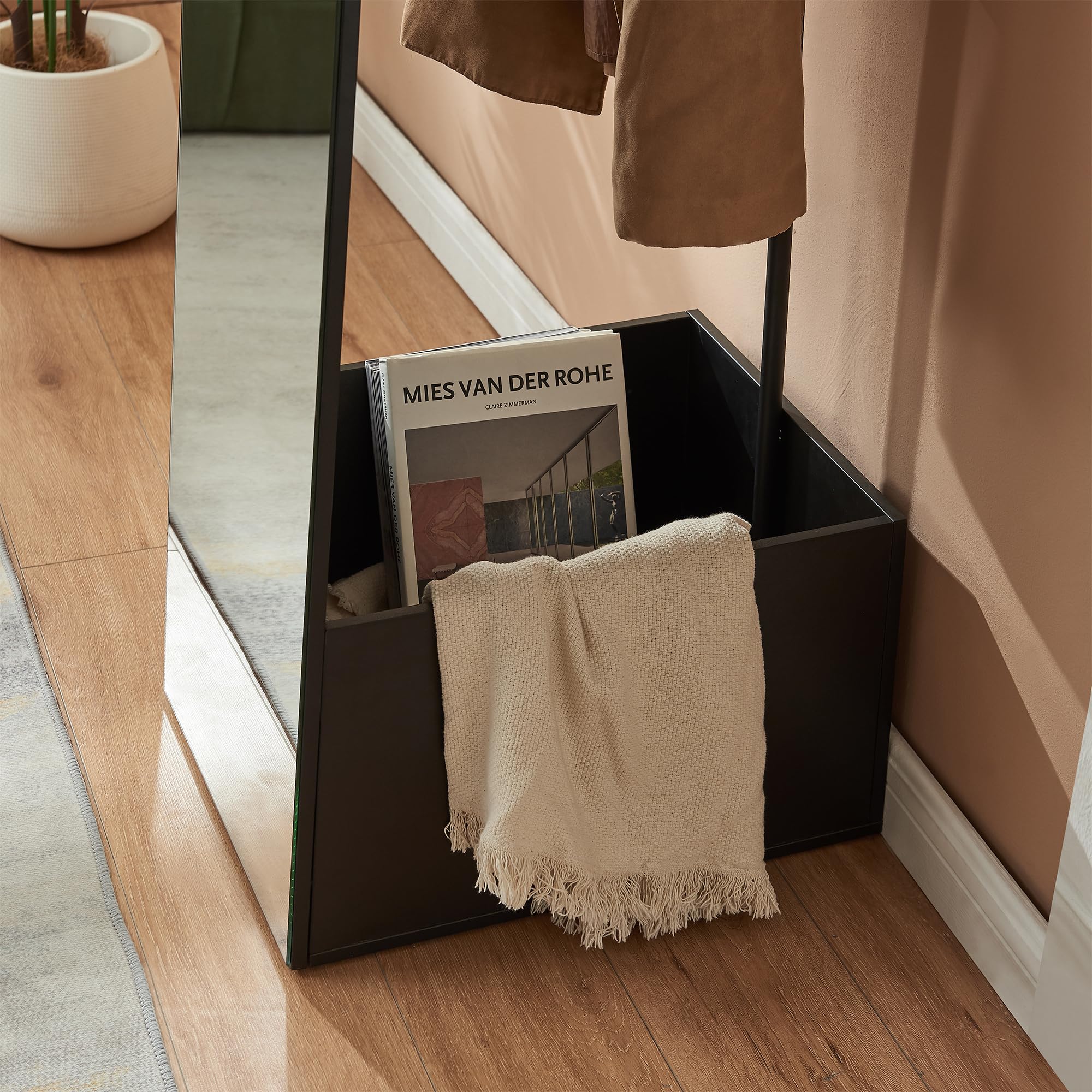 [en.casa] Espejo de Pie con Perchero Kuonta Mueble de Salón y Espejo Arqueado de Cuerpo Entero 2 en 1 con Compartimento y Barra para Colgar Dormitorio Vestidor Entrada Metal 165 x 40 x 51 cm - Negro