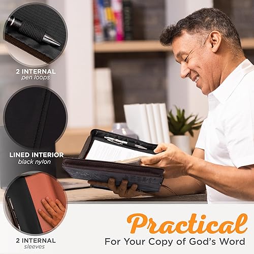 Miniatura 10 de Christian Art Gifts Funda bíblica clásica para hombre, The Lord is My Strength Lion Exodus 152, piel sintética, color marrón, talla M