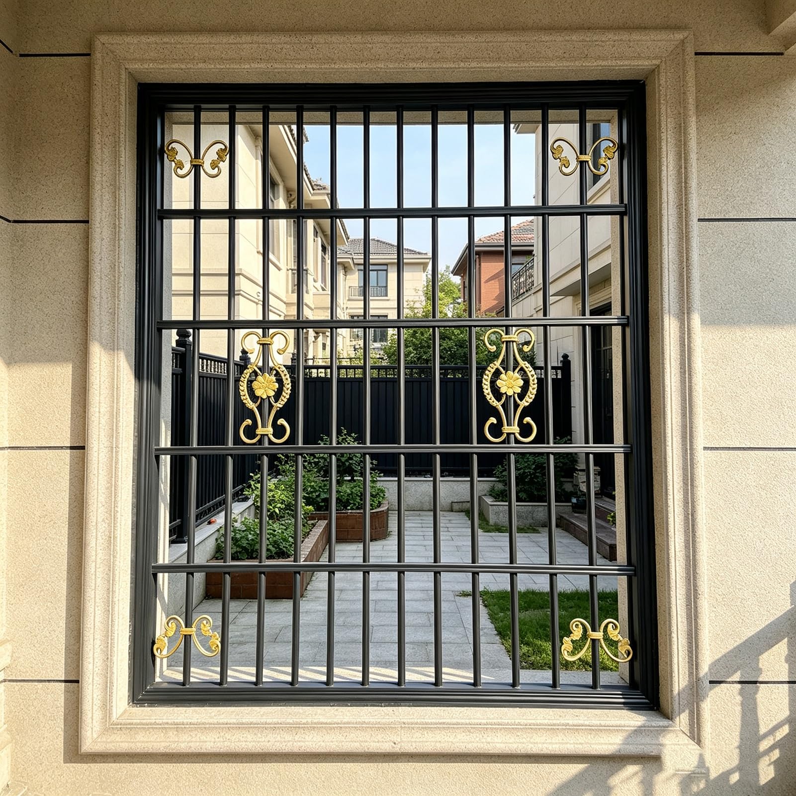 Reja de seguridad elegante con diseño floral dorado para ventanas exteriores en villas