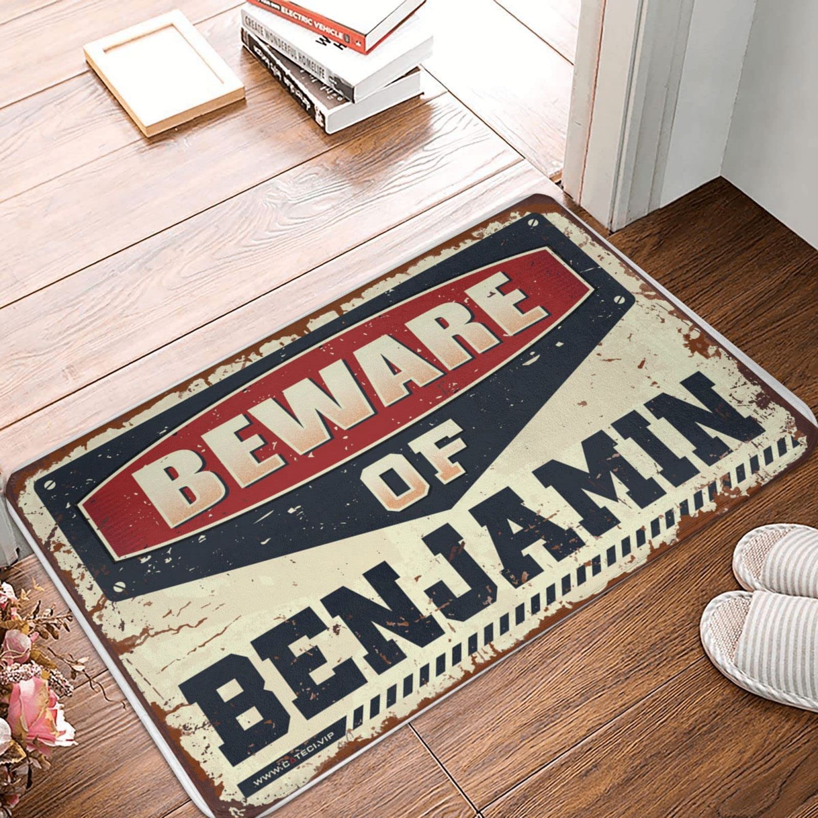 Knock Before Entering - Zerbino con scritta "Beware of Benjamin", divertente decorazione per patio, zerbino autunnale per esterni (dimensioni: 65 x 90 cm)