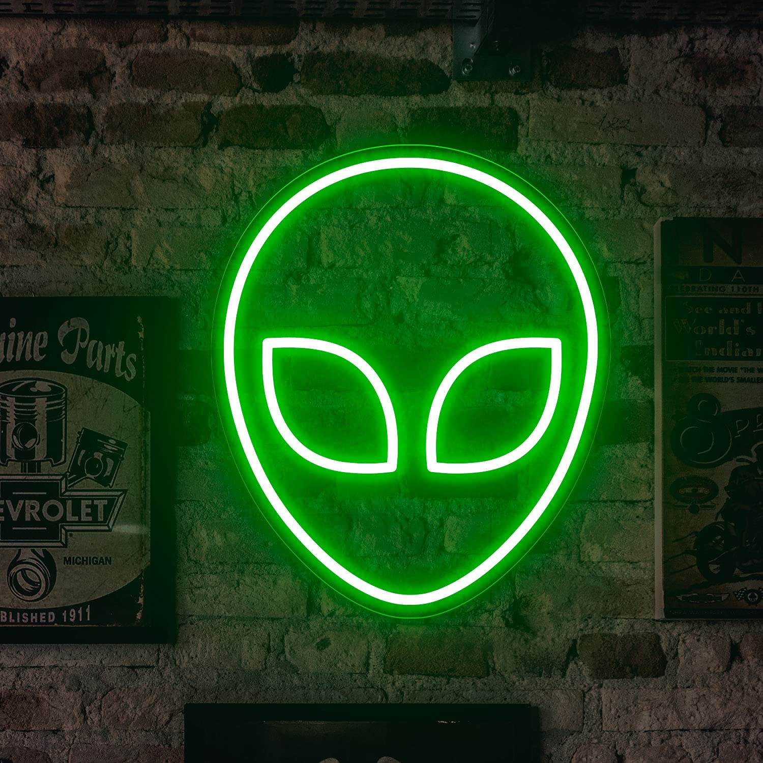 Néon Alien vert résout le manque d'originalité des murs de restaurant - 4