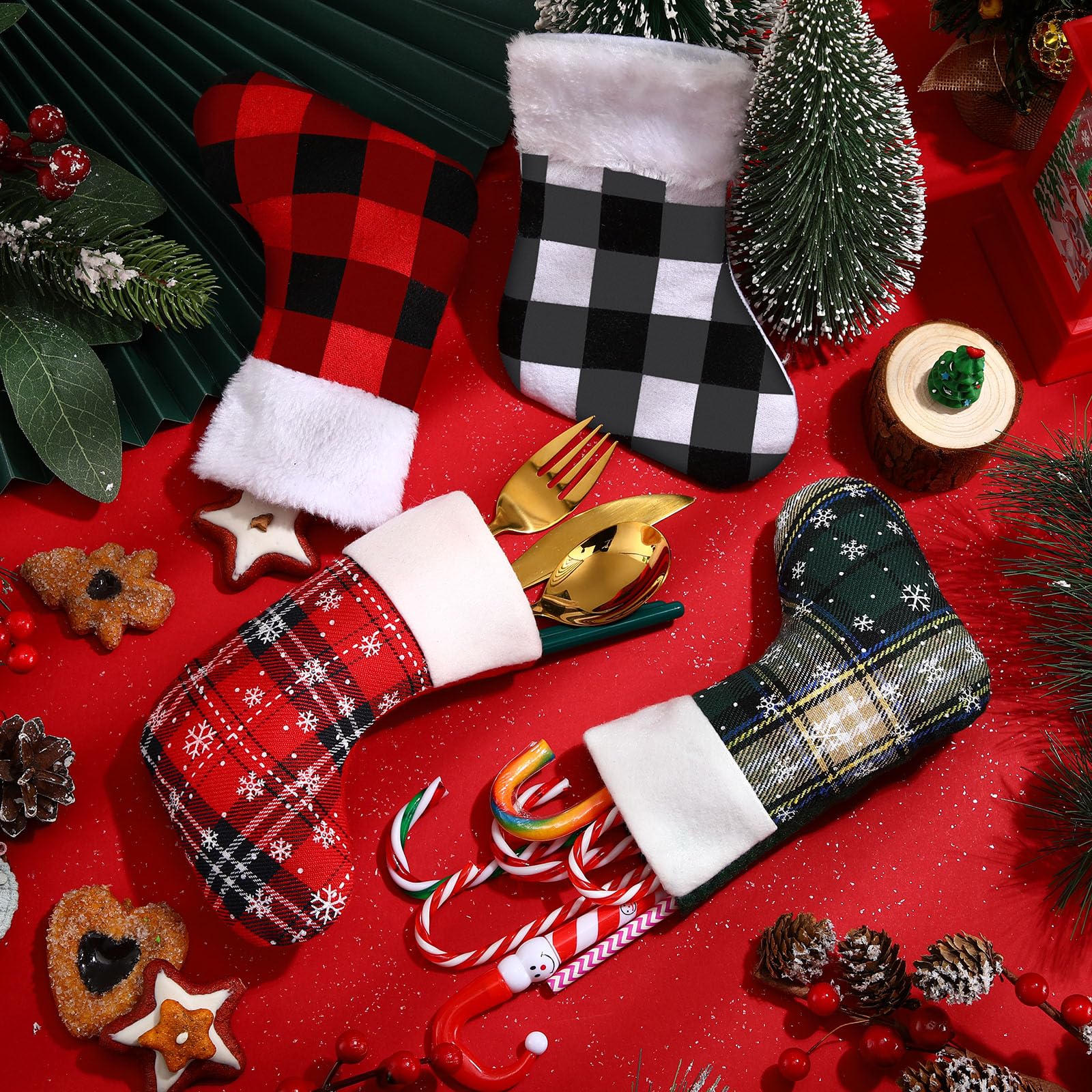 Lot de 24 chaussettes de Noël de 17,8 cm, mini chaussettes classiques à carreaux rouges et verts avec flocons de neige et poignets en polaire pour décoration de Noël familiale, décorations de Noël
