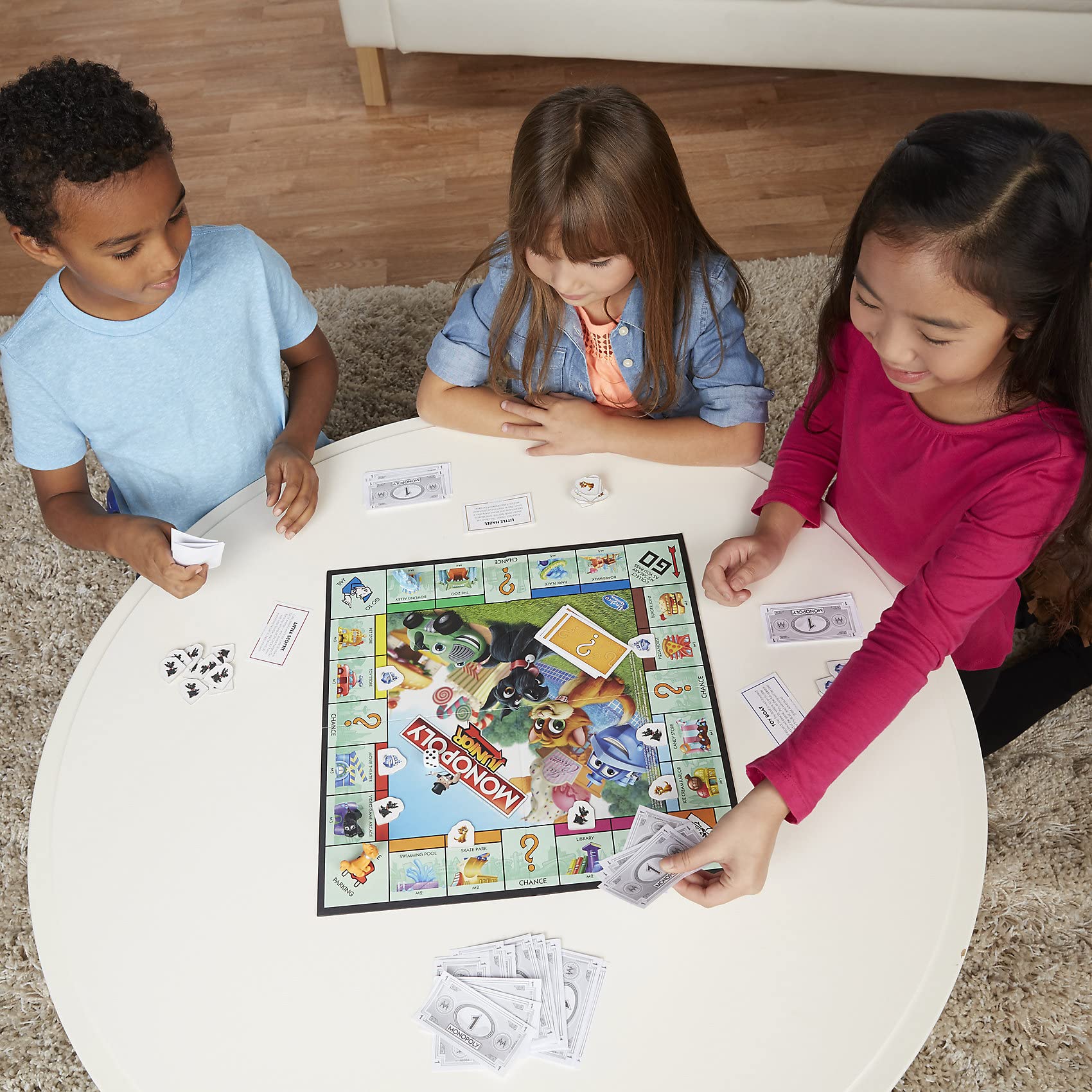 Monopoly Junior, für Kinder ab 5 Jahren, mit fröhlichen Charakteren, einfach verständlch und dennoch spannend, für Kinder und Erwachsene