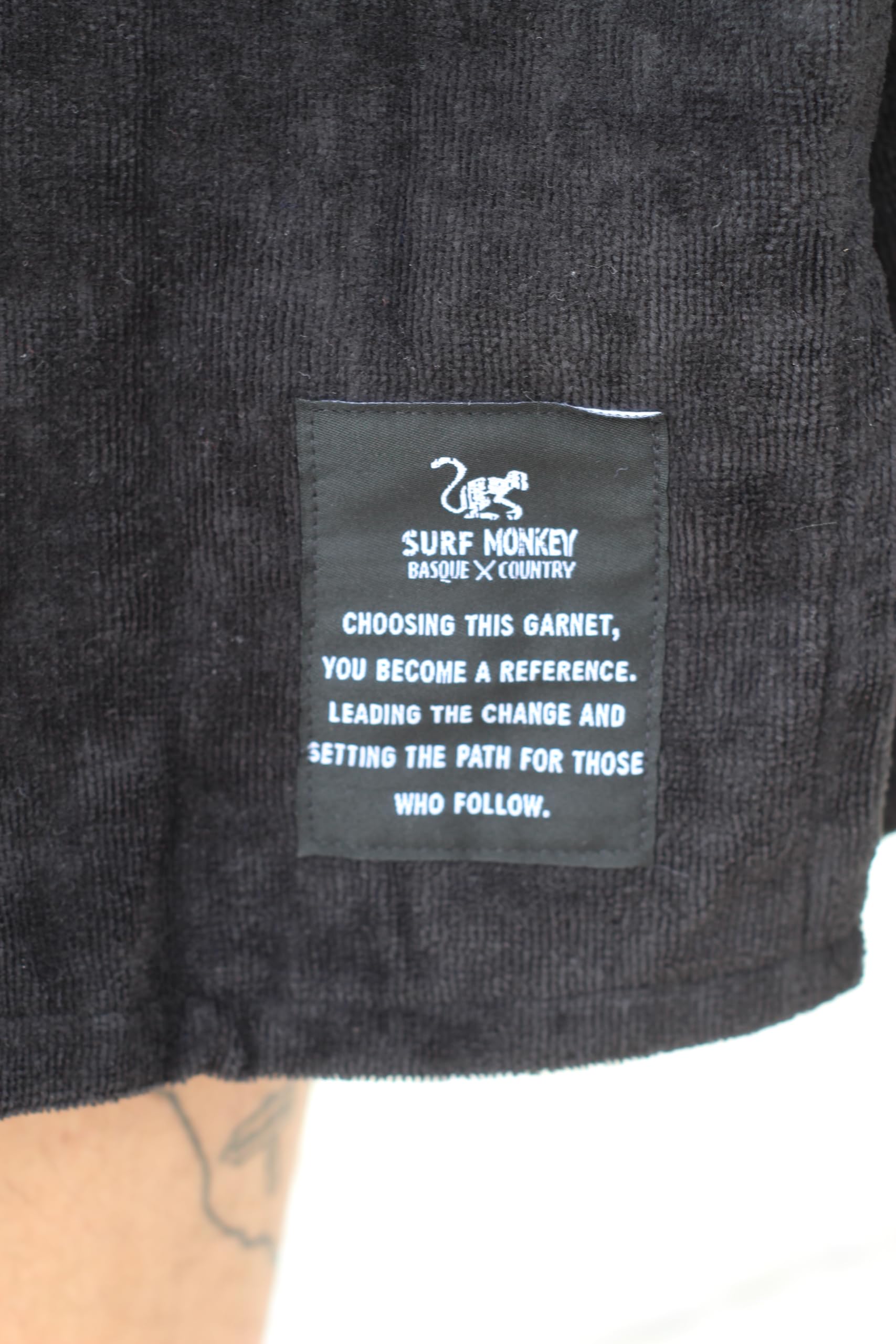 Surf Monkey Poncho Surftuch mit Kapuze und Innentasche - Bio-Baumwolle (Schwarz, L/XL)